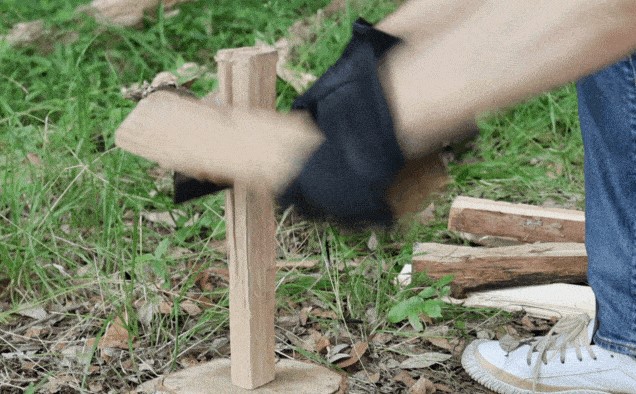 タフなフルタング構造は薪割りにも対応