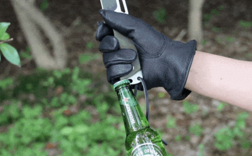 鉤状のハンドルエンドは栓抜きに