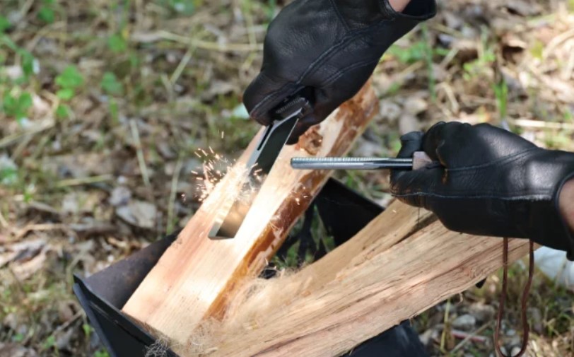 峰は火花を飛ばすストライカーに