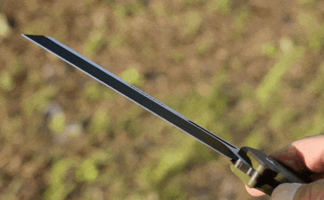 厚さ5mm、刃渡り14cmのサイズ感