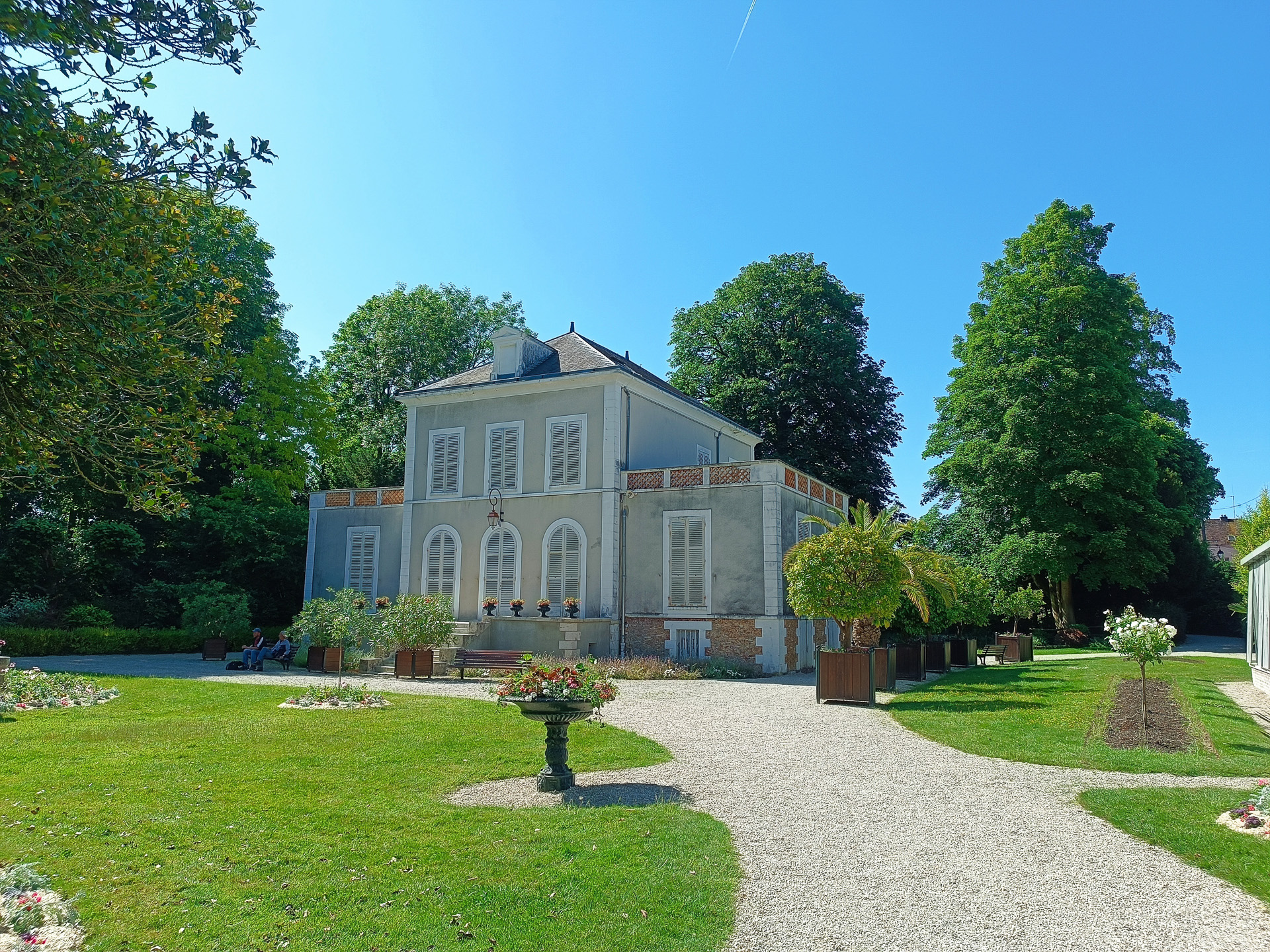 バラ園に行く途中にあるガルニエ庭園は、季節ごとの花が咲き、手入れの行き届いた美しい公園です。パリで財を成したヴィクトル・ガルニエの邸宅でした