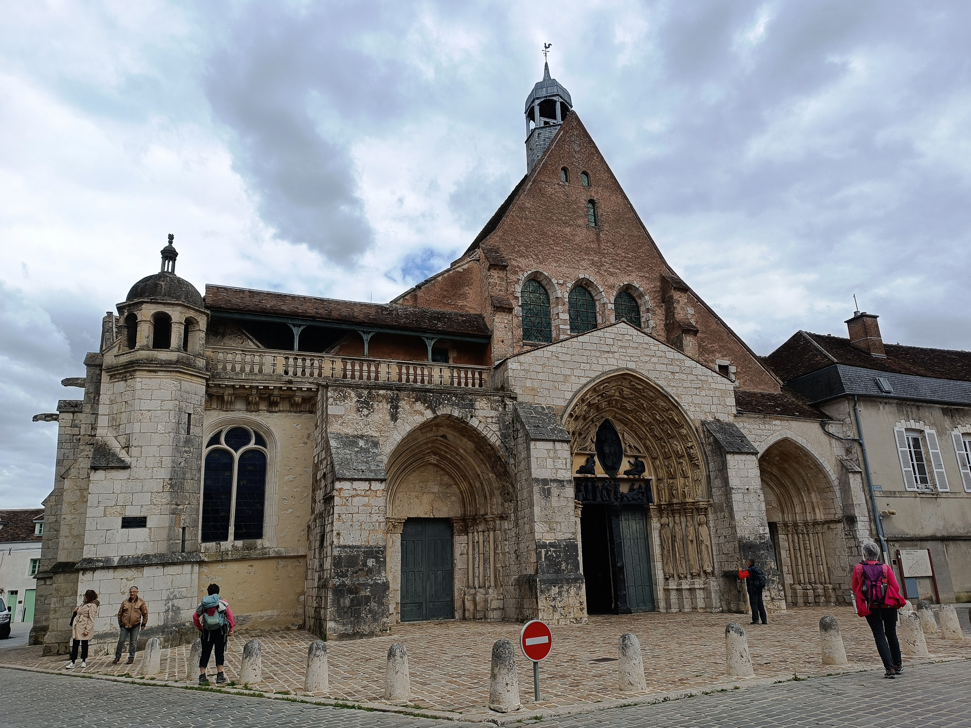 サン・タユール教会。教会の前でシャンパーニュの大市が初めて開かれました