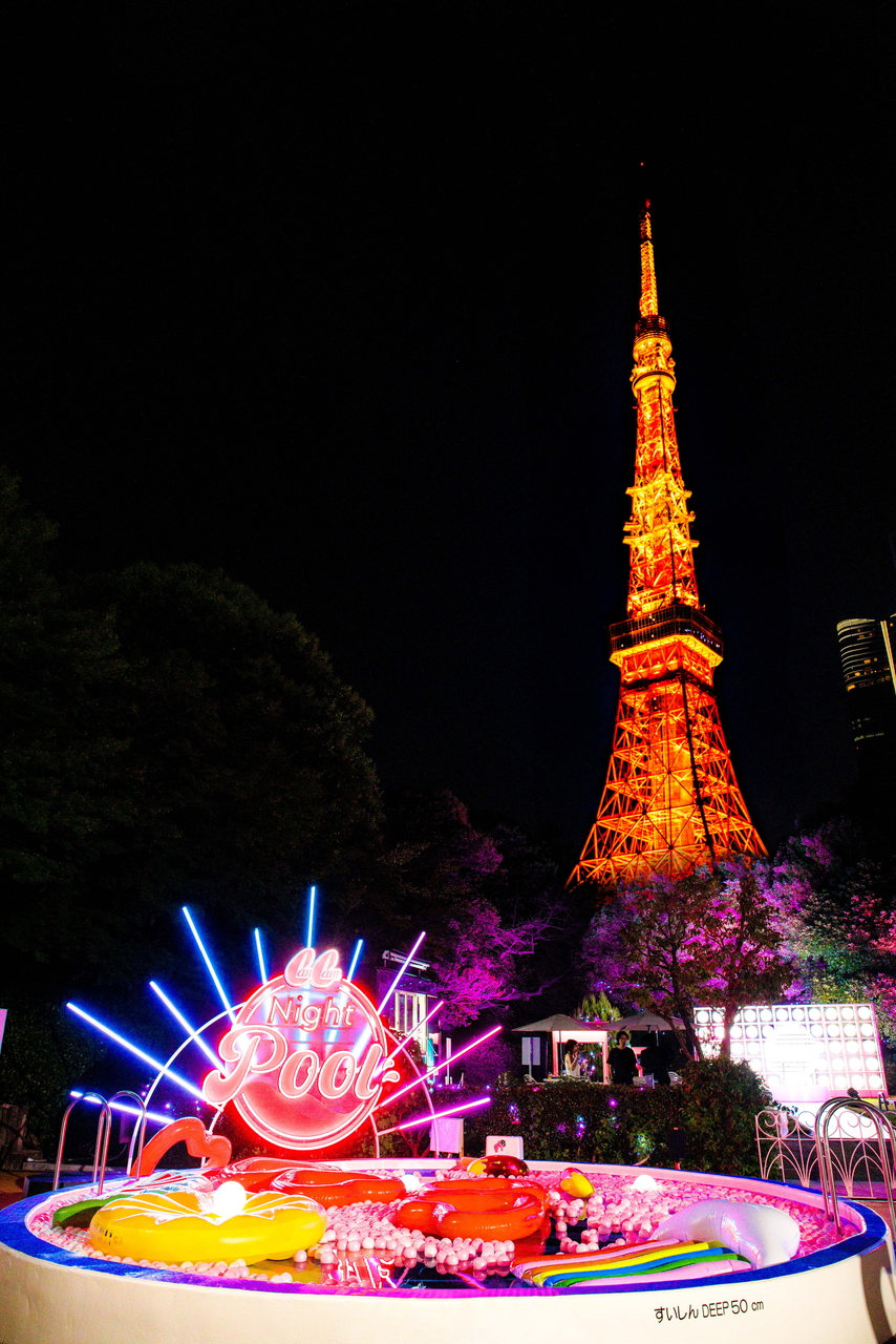東京タワーをバックに写真撮影