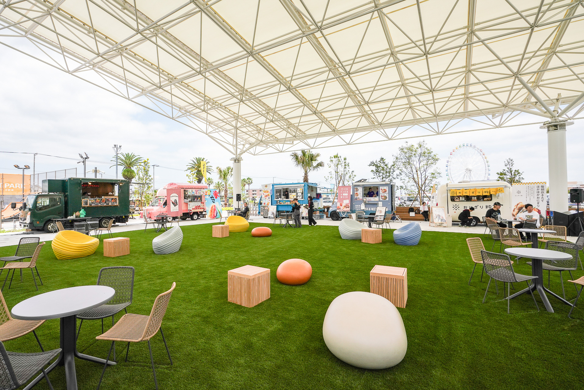 北西角に屋根がありくつろげる「ルーフテラス」がある。周囲にはキッチンカーが出店