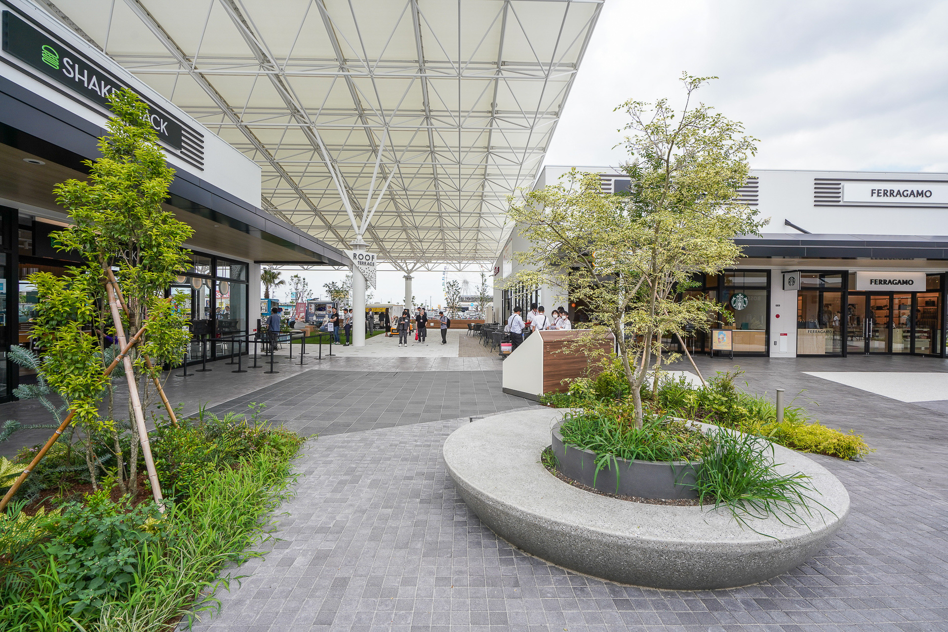 周囲に飲食店の「シェイクシャック」と「スターバックス コーヒー ウエストゾーン店」が面している