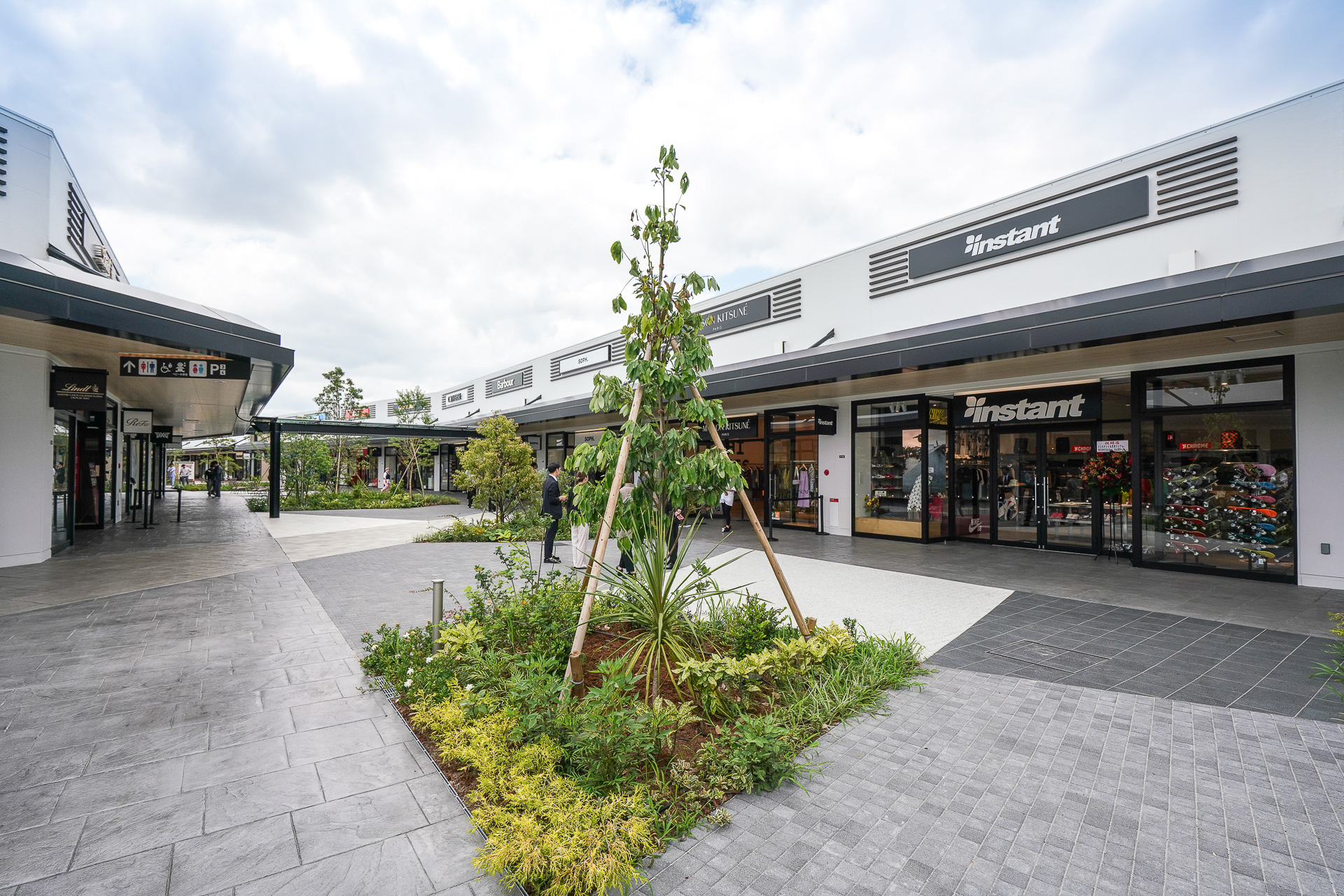 南北の通路を「ルーフテラス」を背にして北側角から見通して見たところ