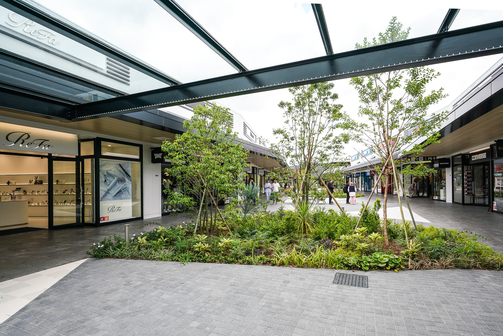 少し南側に進んでみた。両サイドをつなぐ透明な屋根がある