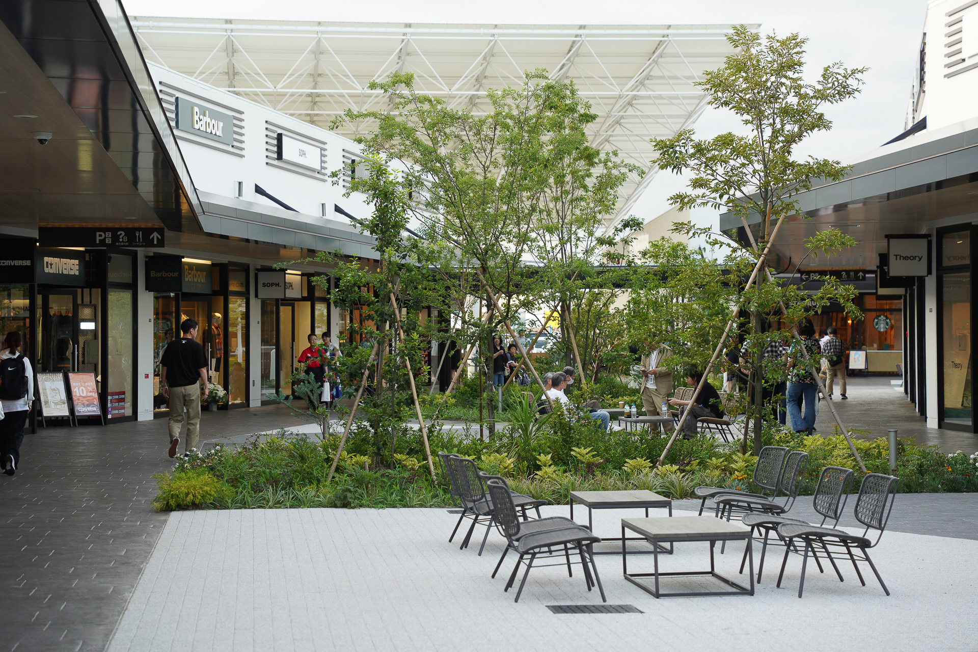 同じ地点から振り返って「ルーフテラス」側を見たところ。パークを意識して緑と休憩スペースが豊富