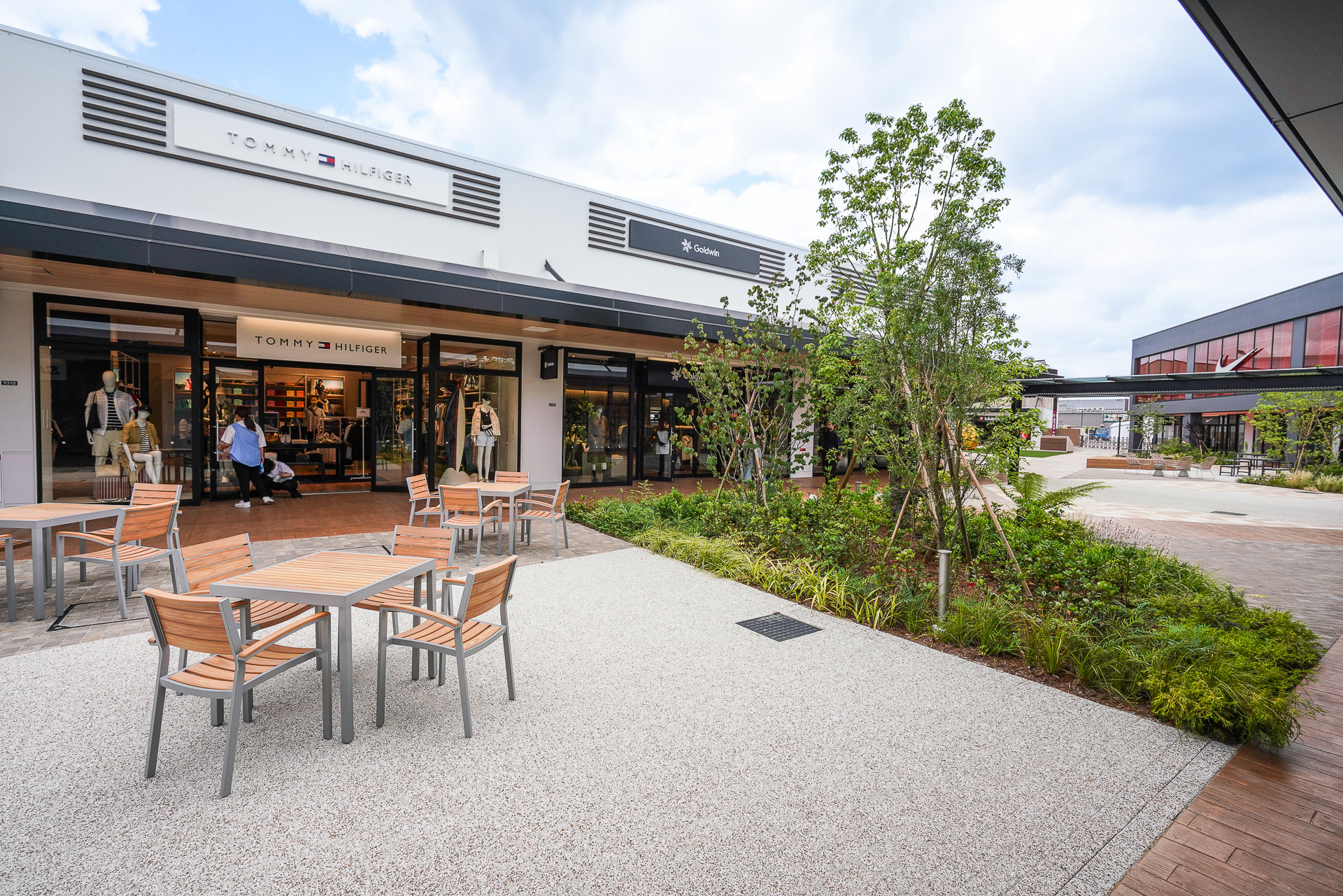 南西の角が見えてきた。休憩スペースが多めに作られている