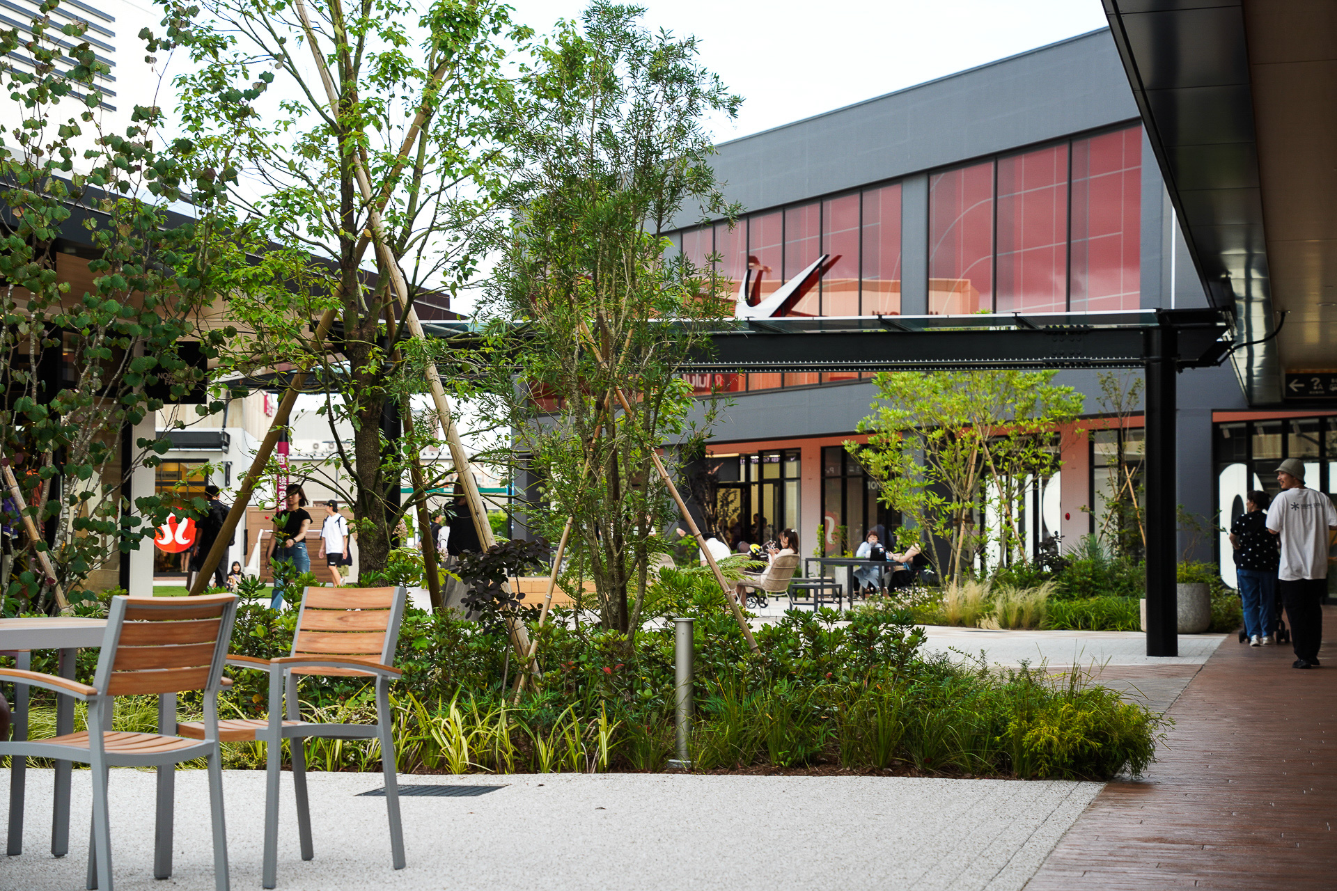 大きな「NIKE FACTORY STORE KISARAZU」が見えてきた