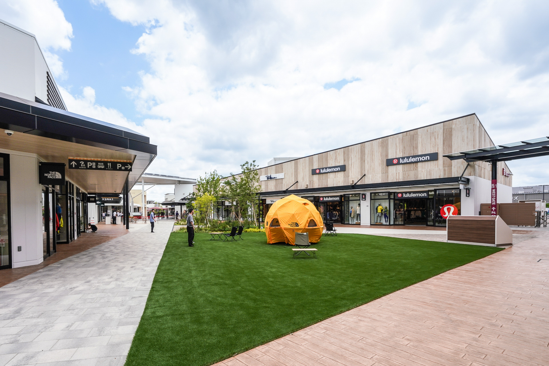 南西角で曲がり、既存スペースにつながる。広い芝のスペースには「THE NORTH FACE」の商品が展示されていた
