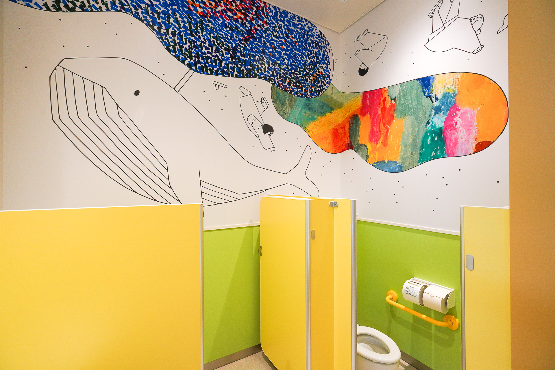 キッズトイレもアートか飾られる