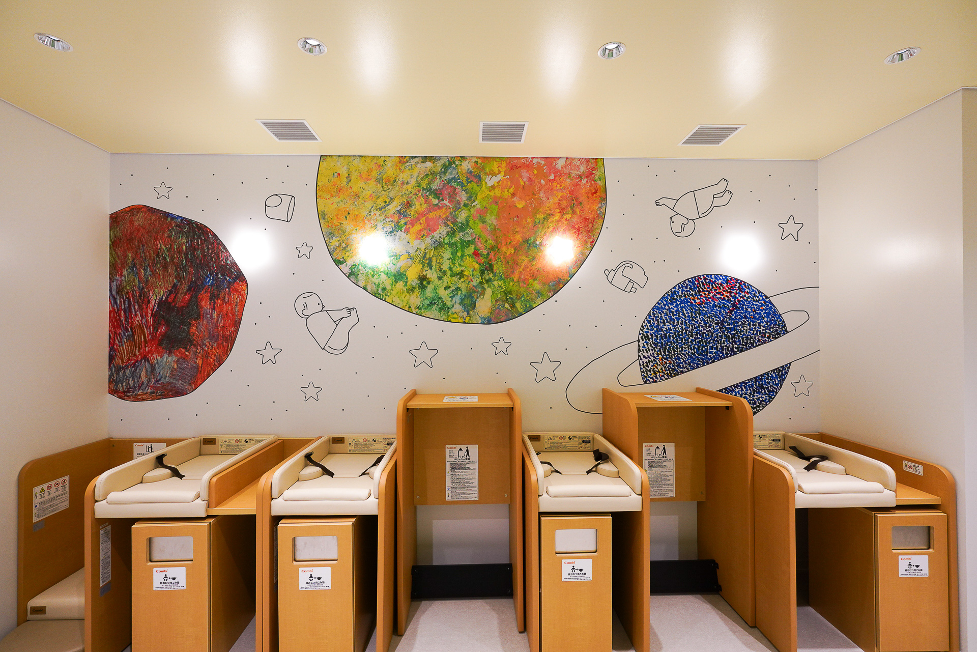 おむつ交換スペースのヘラルボニーのアート