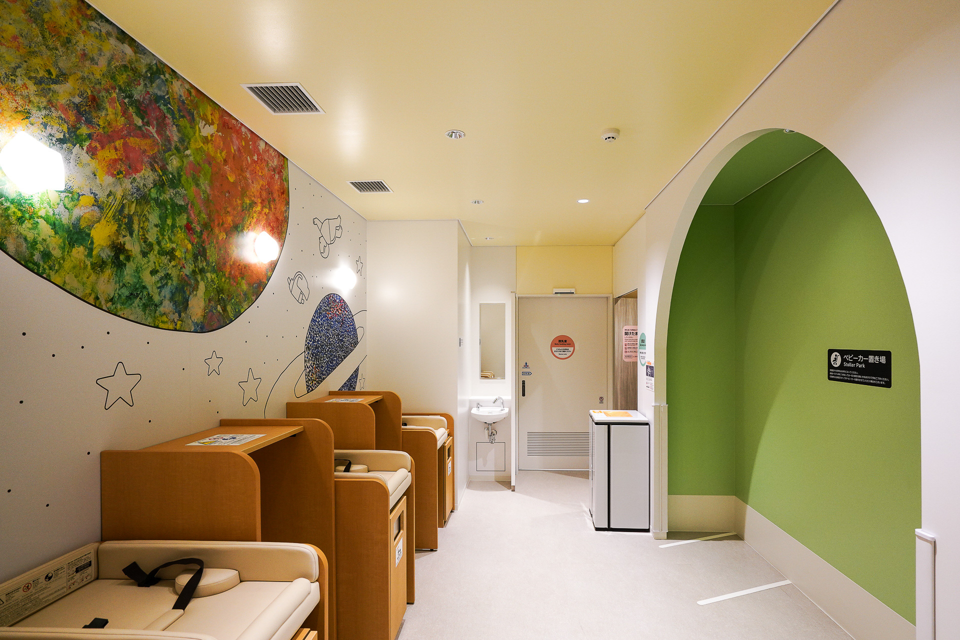 おむつ交換スペースはカート置き場もあり広い