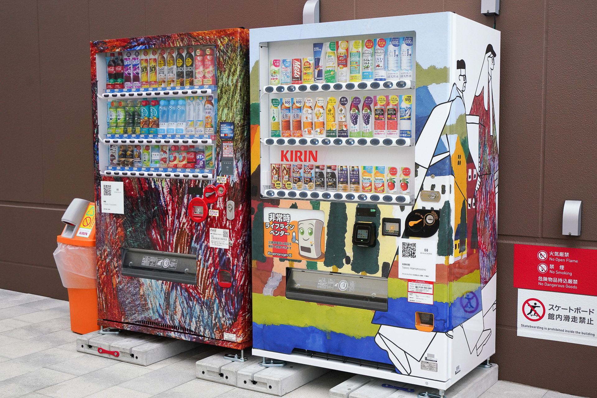 自動販売機にもアートが描かれている