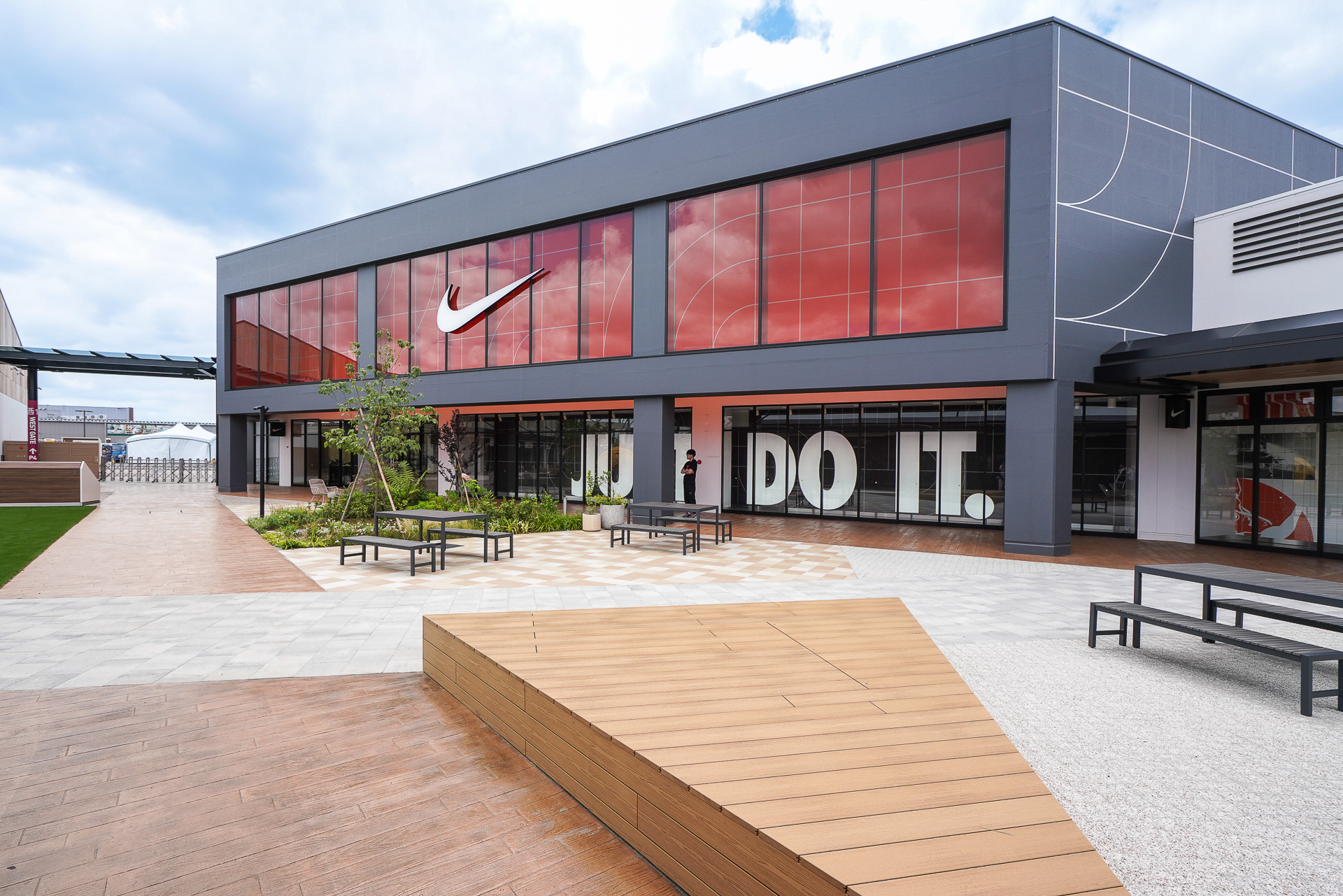 「NIKE FACTORY STORE KISARAZU」は移転リニューアルオープンで国内最大規模