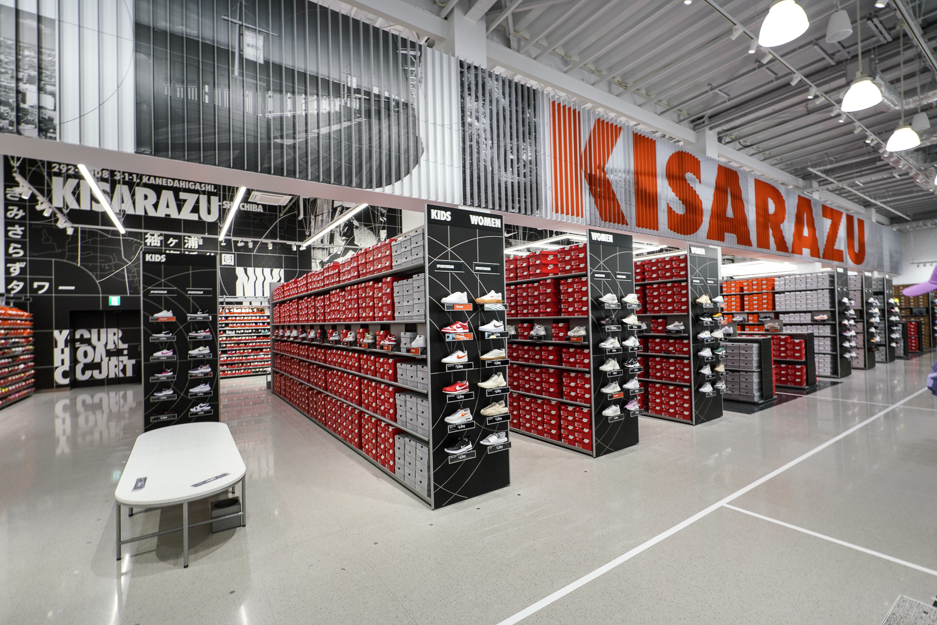 充実のスニーカーコーナー