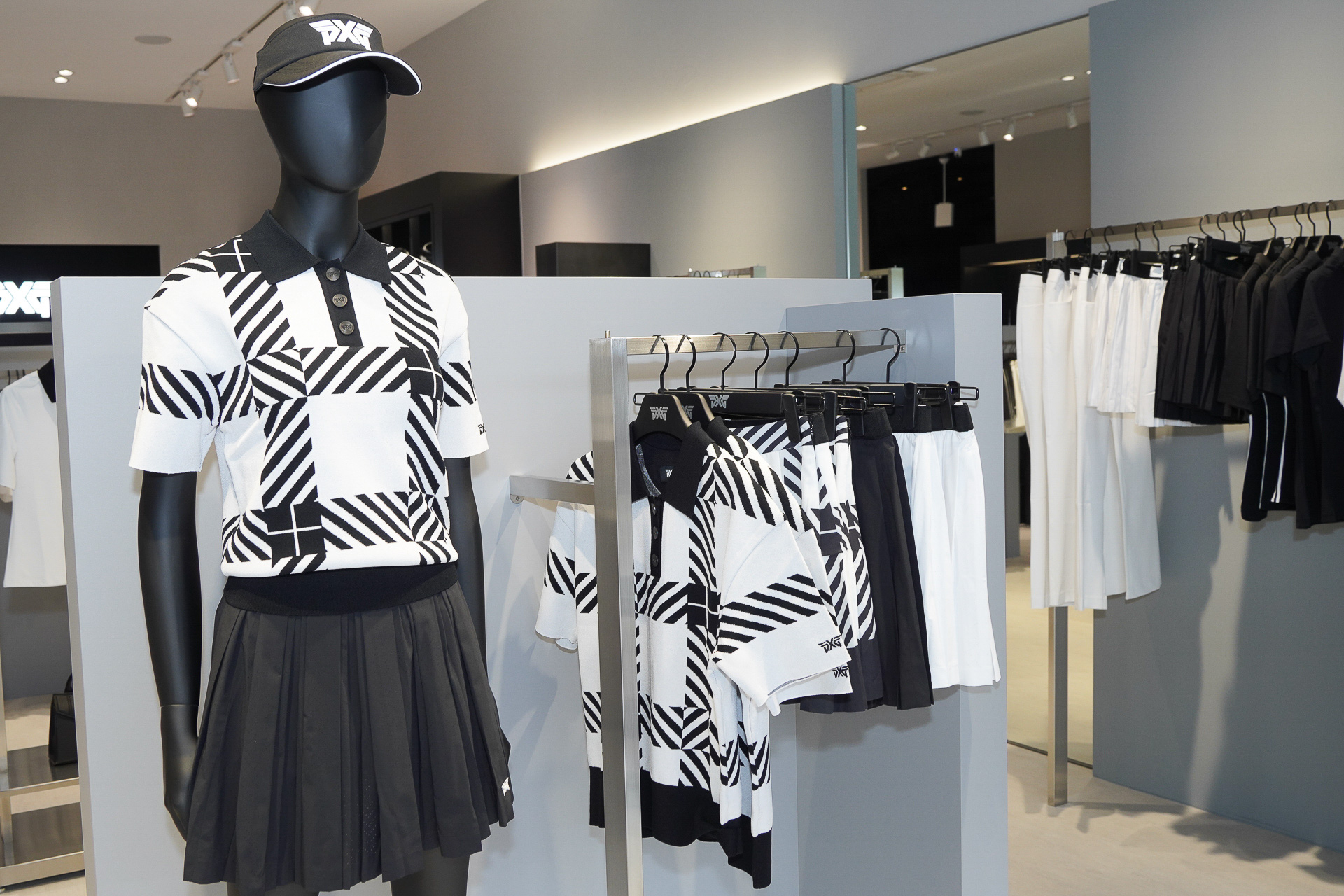 「PXG」のウェアはモノトーンが特徴