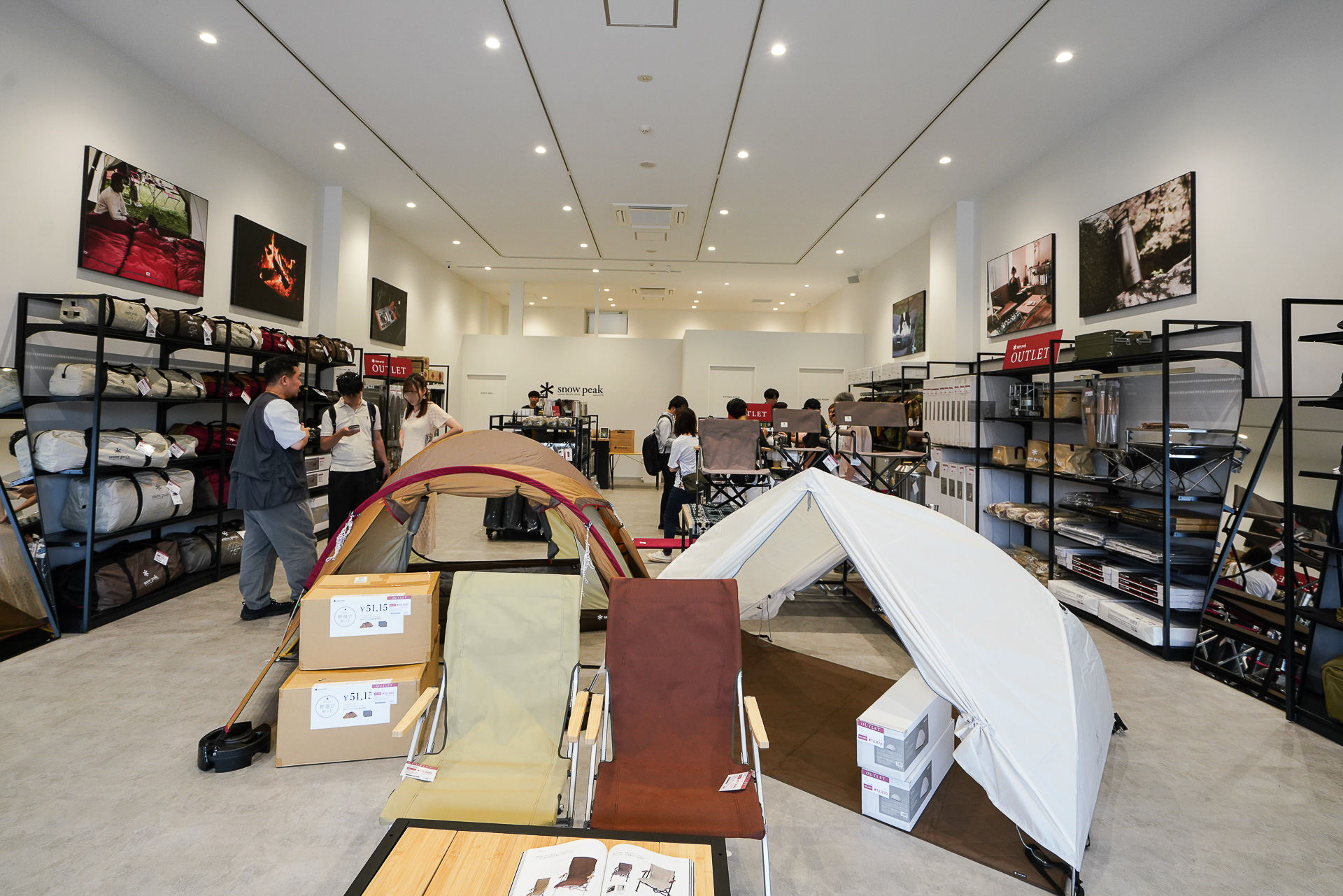 アウトドア用品の「snow peak」はテントなどを展示し期間限定出店