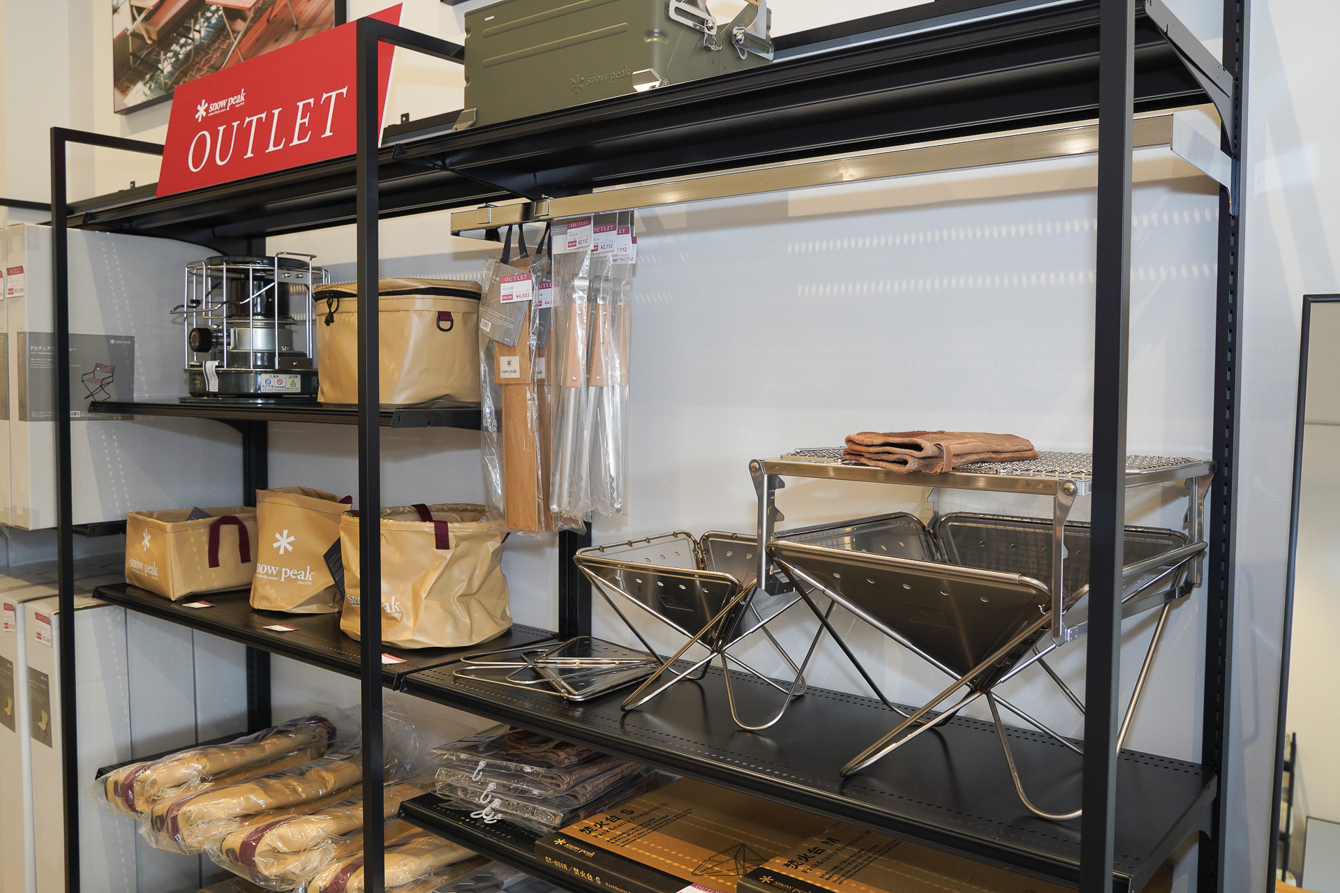 おなじみのたき火台なども並ぶ