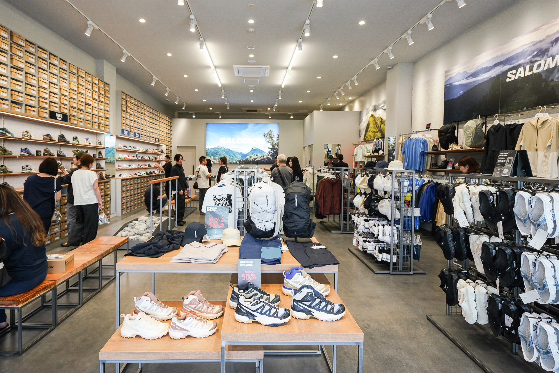 「SALOMON」の店内