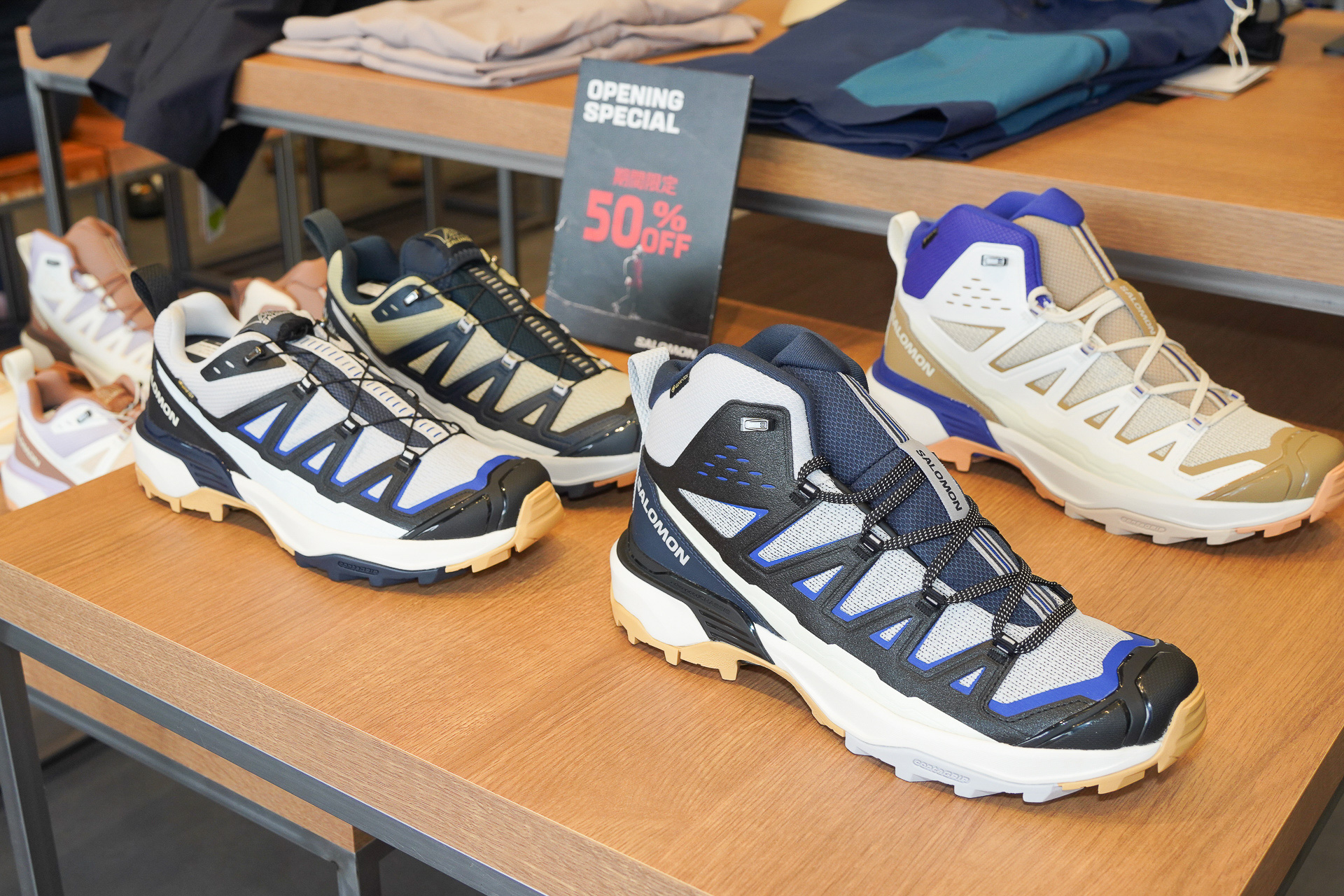 期間限定で半額となるシューズもあった