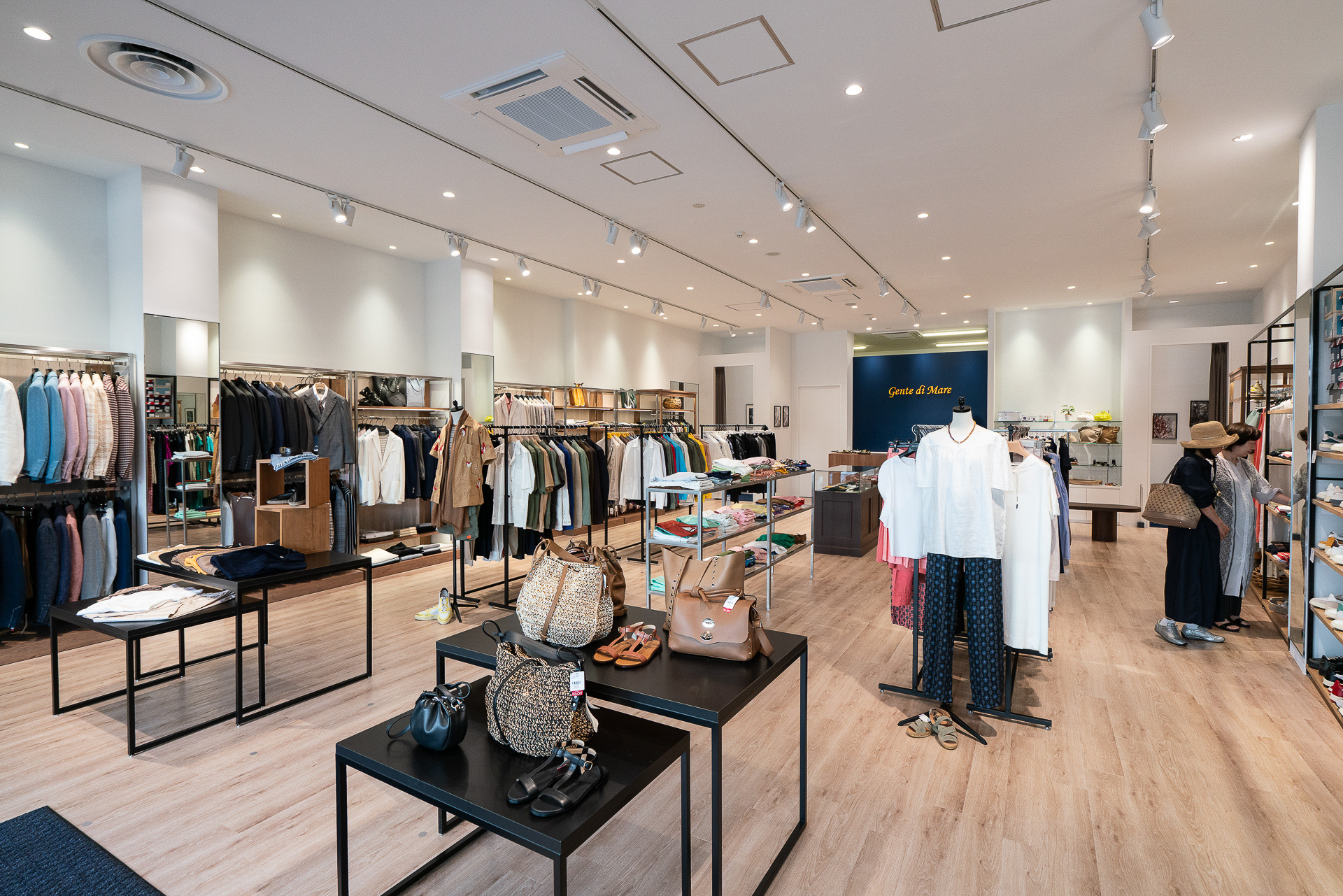 「Gente di Mare」の店内。南イタリアのブランドを多数扱うセレクトショップ
