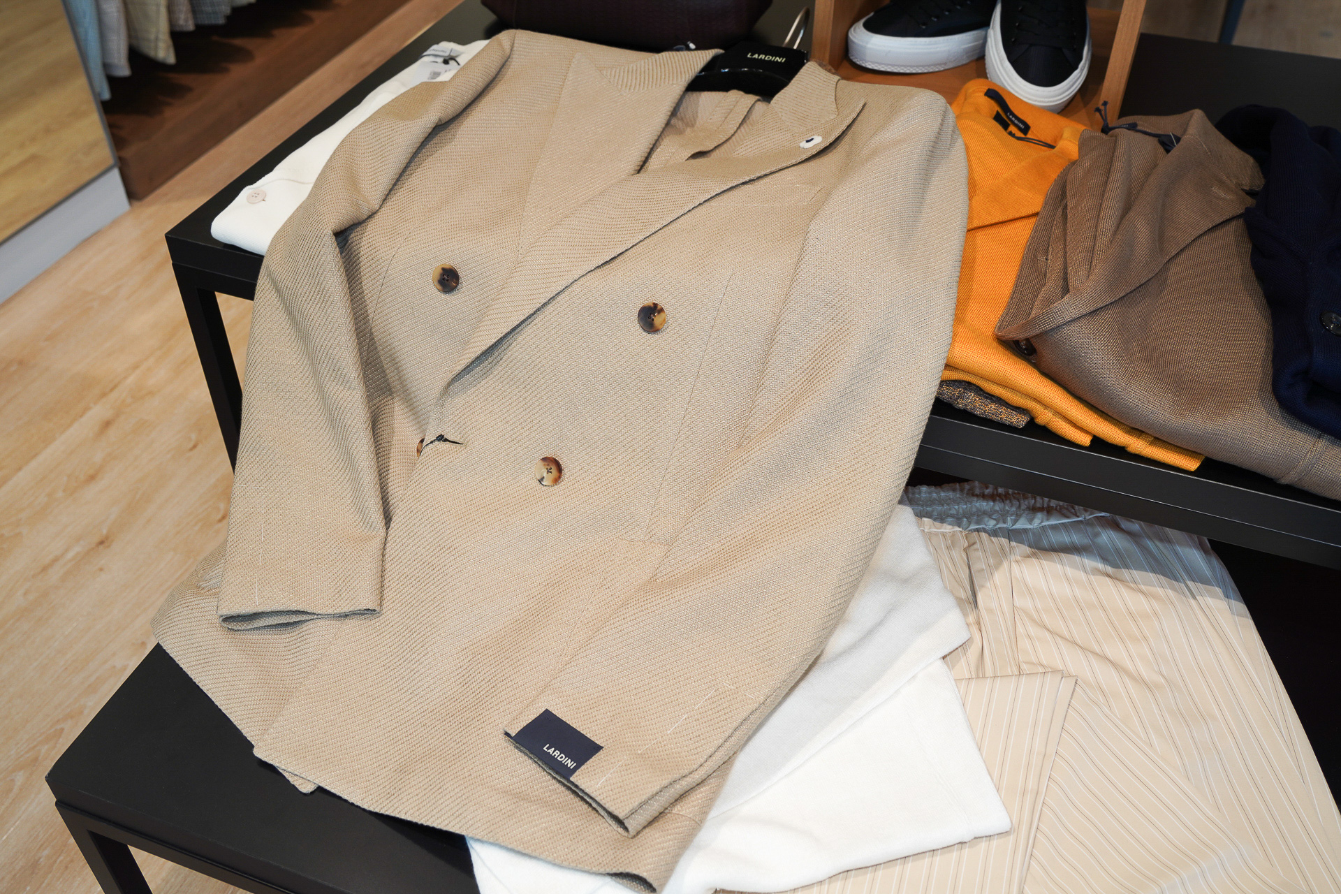 「LANDINI」のジャケット。ドレスでもラフでもないちょうどいいスマートさが特徴