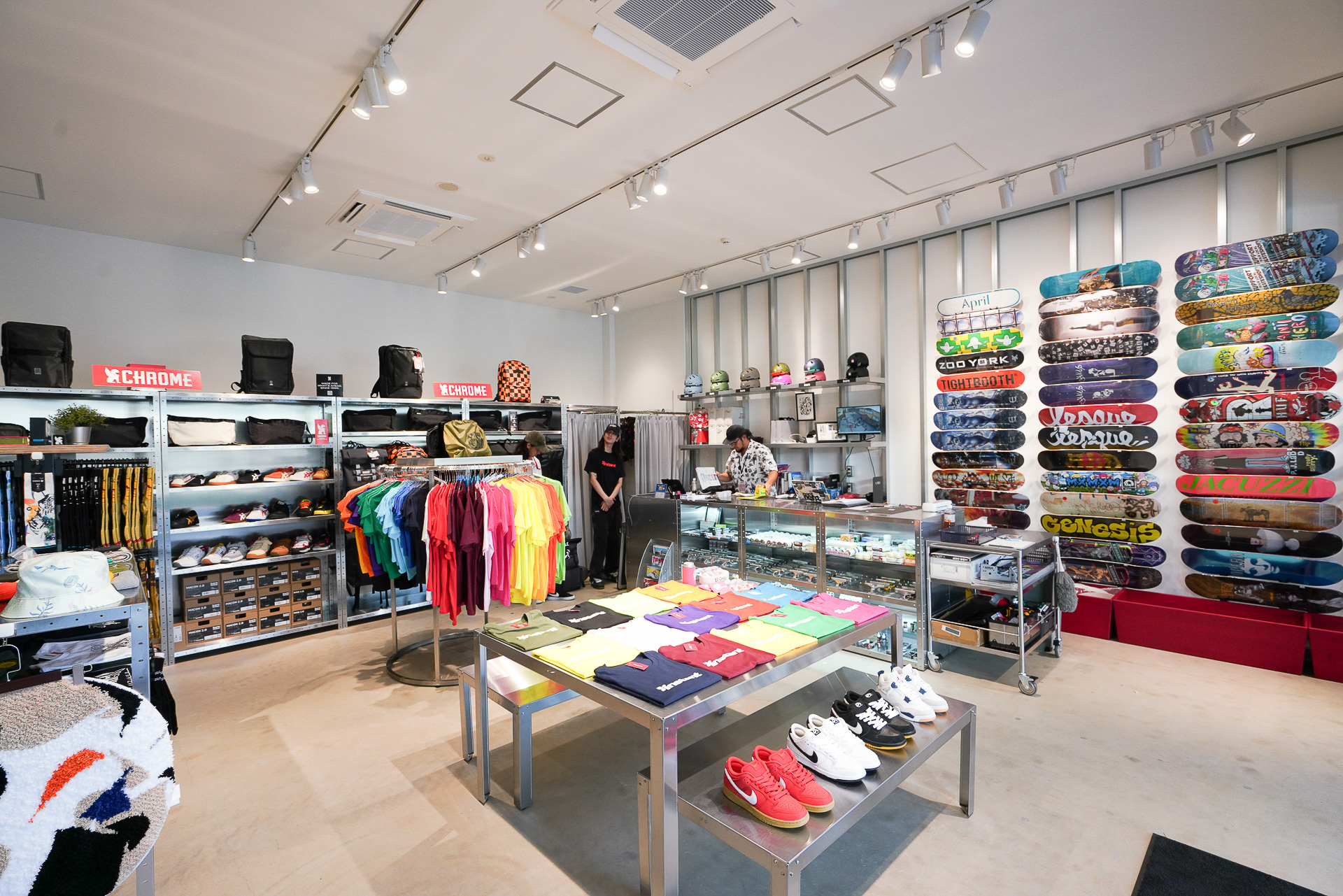 併設されているスケートボードパークも運営する「instant skateboards」は国内アウトレット初