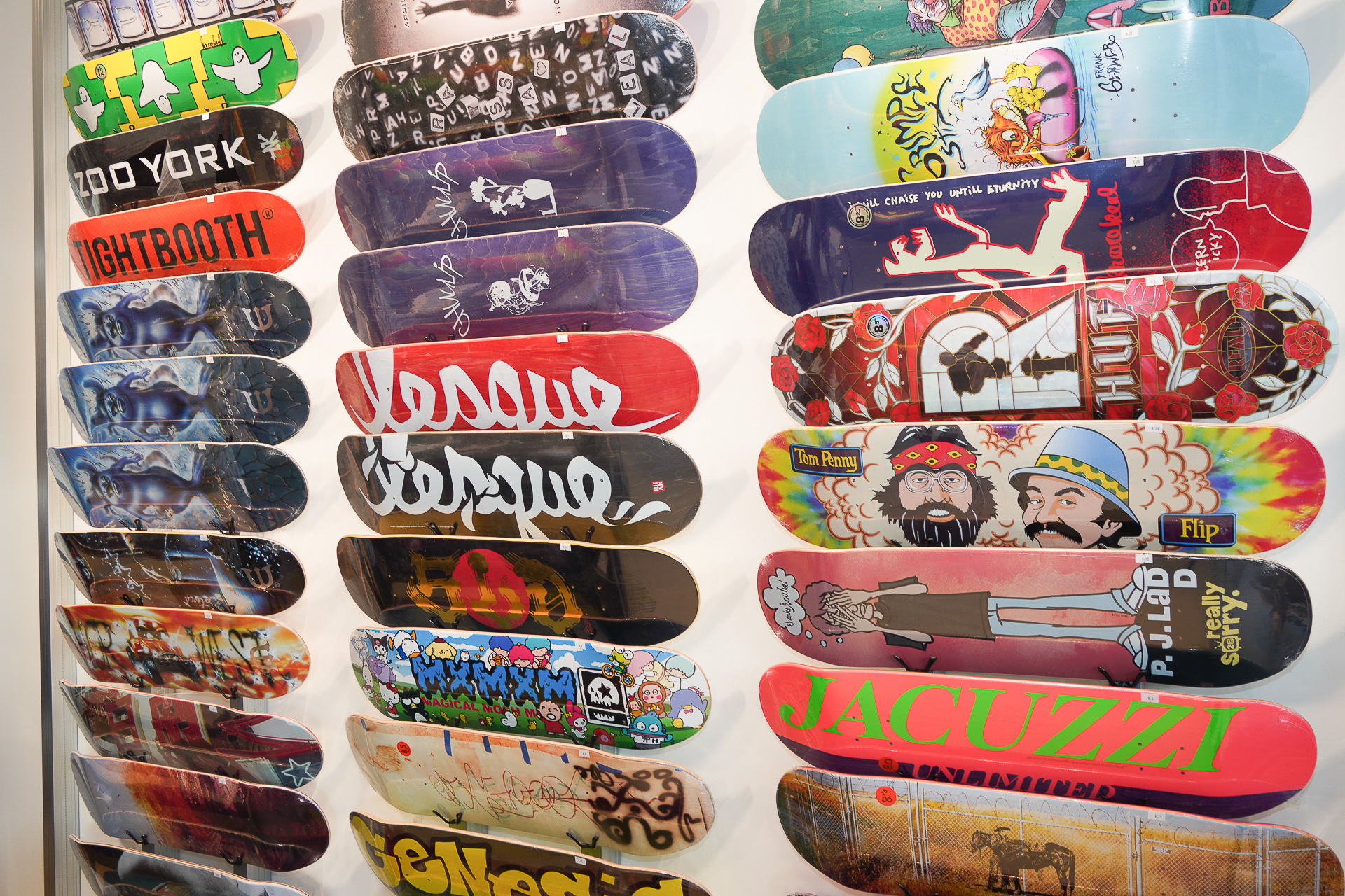 カラフルなスケートボードを展示販売
