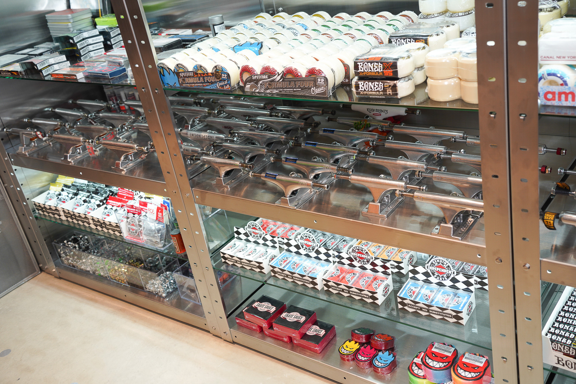 スケートボード用の各種パーツなども揃えている