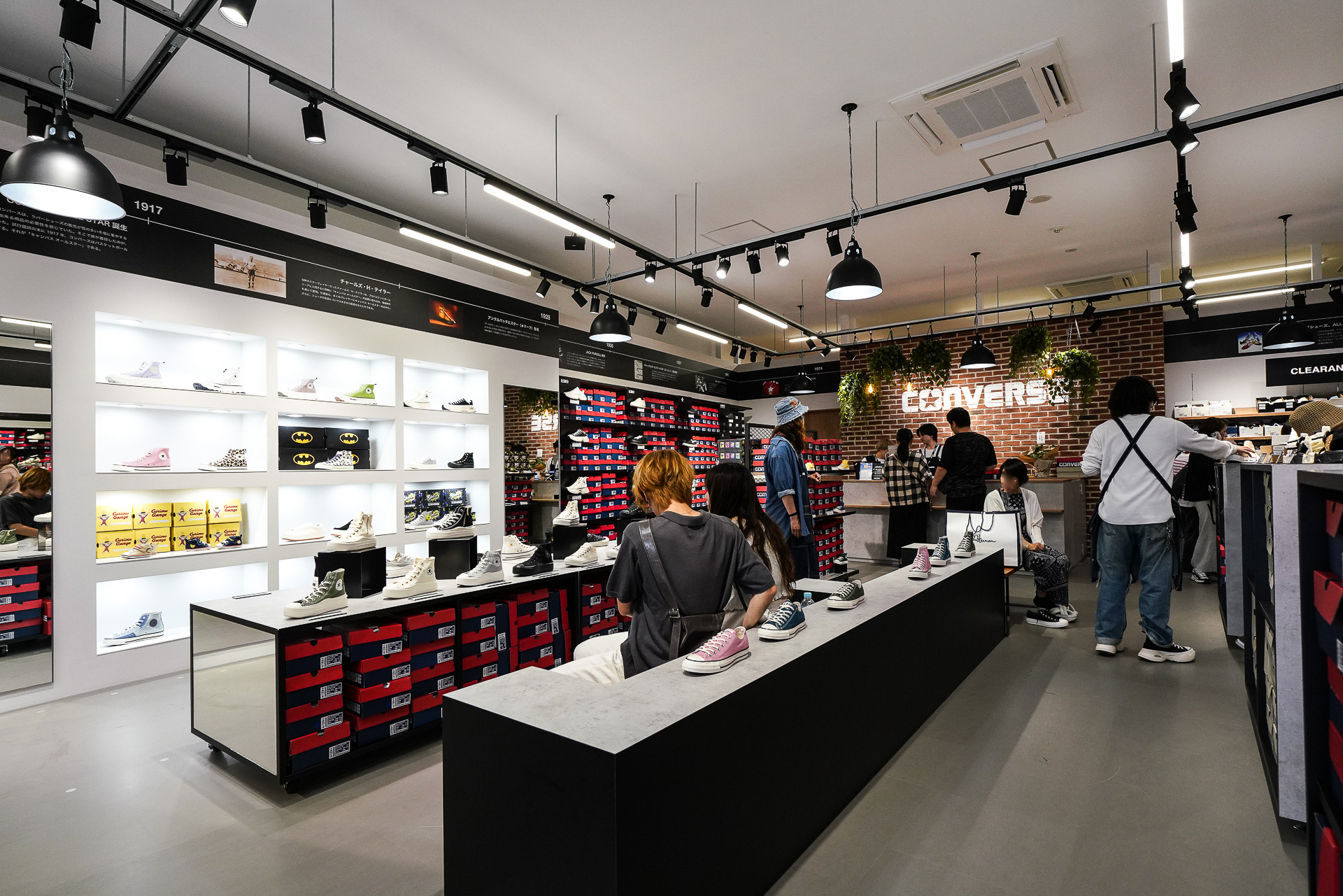スニーカーの「CONVERSE」の店内。試着スペースが広い