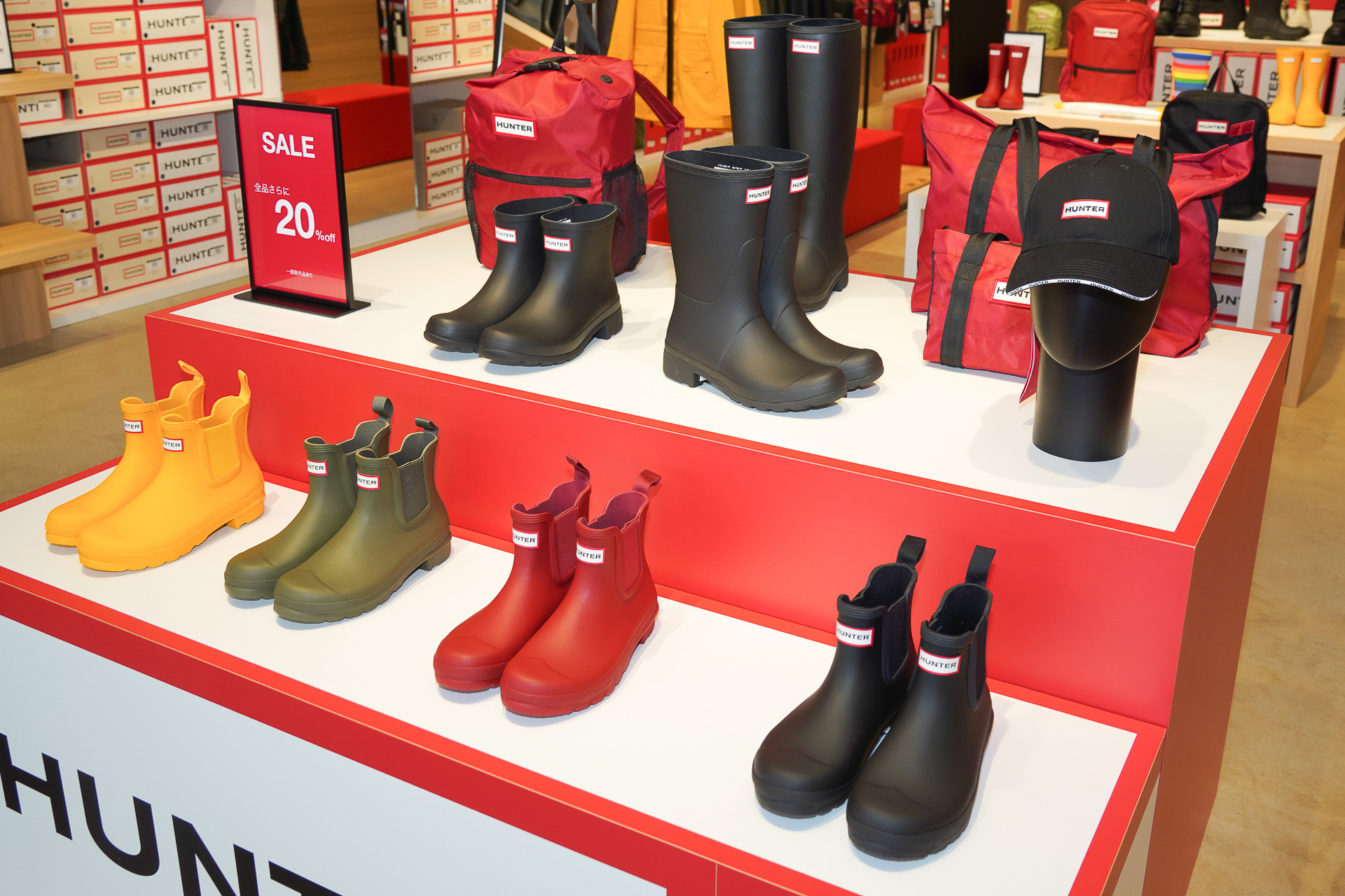 人気のレインシューズも割引販売