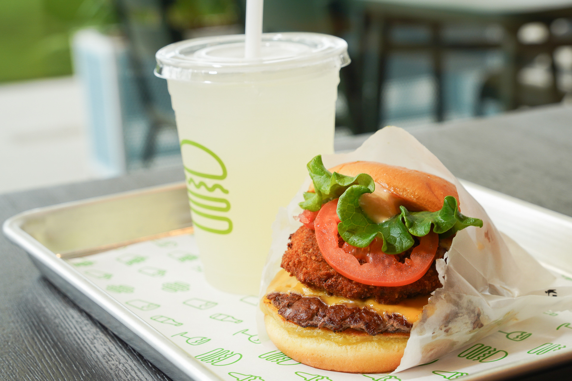 「シャックスタック」と「季節のレモネード」