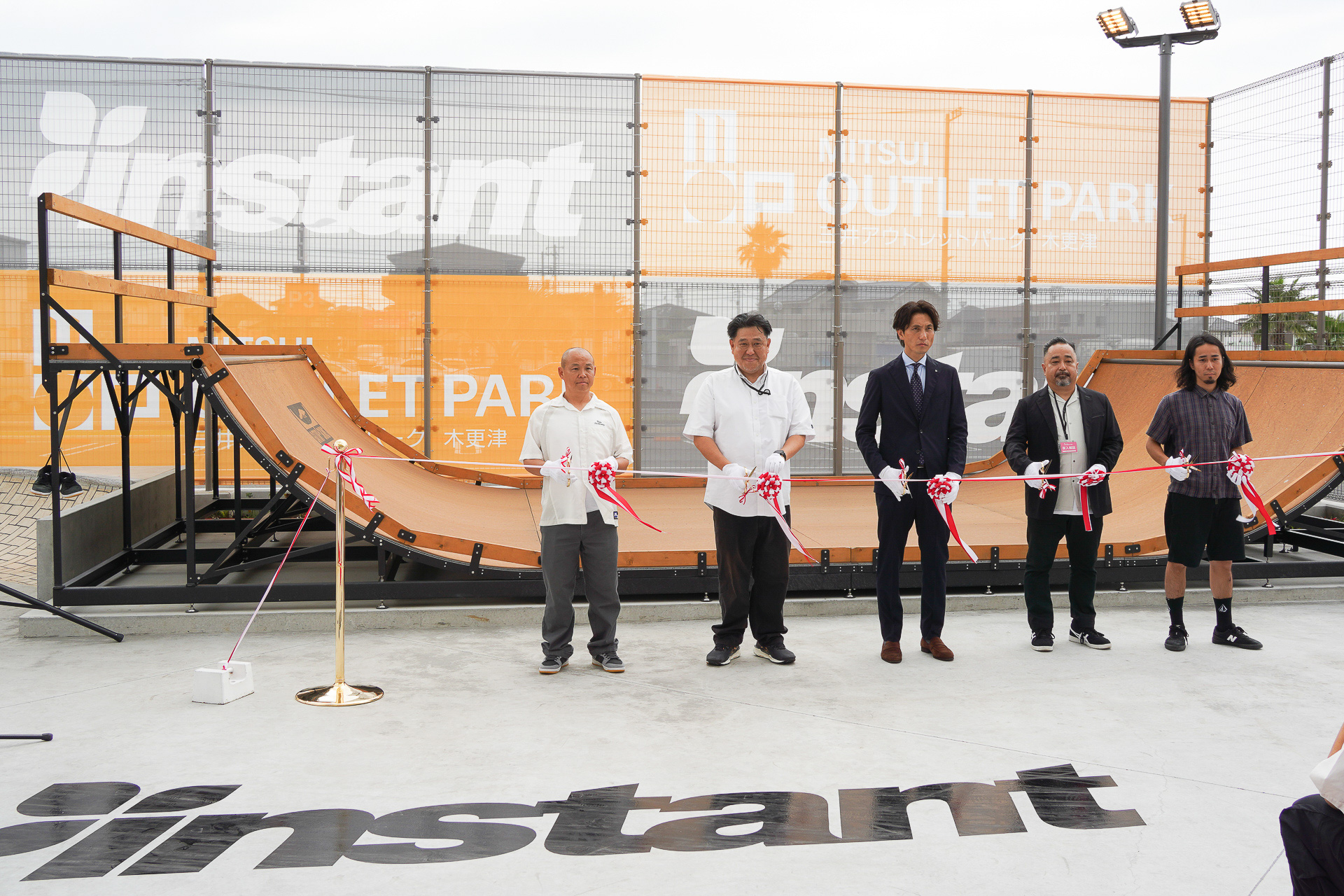 テープカットを行なった。写真左からスケートボードメンター 早川大輔氏、instant skateboardsショップ代表 本間章郎氏、三井不動産商業マネジメント株式会社 三井アウトレットパーク 木更津 オペレーションセンター 所長 藤井裕氏、FLAKE代表 笠松純氏、instant skateboards所属ライダー 増田竜万氏
