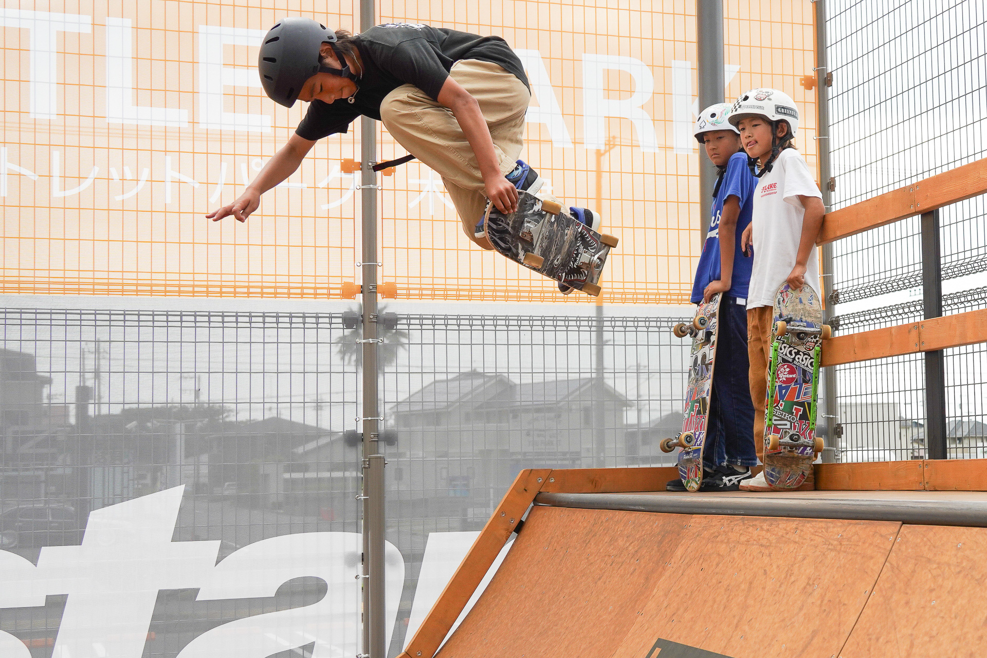 見事なエアーでのグラブ