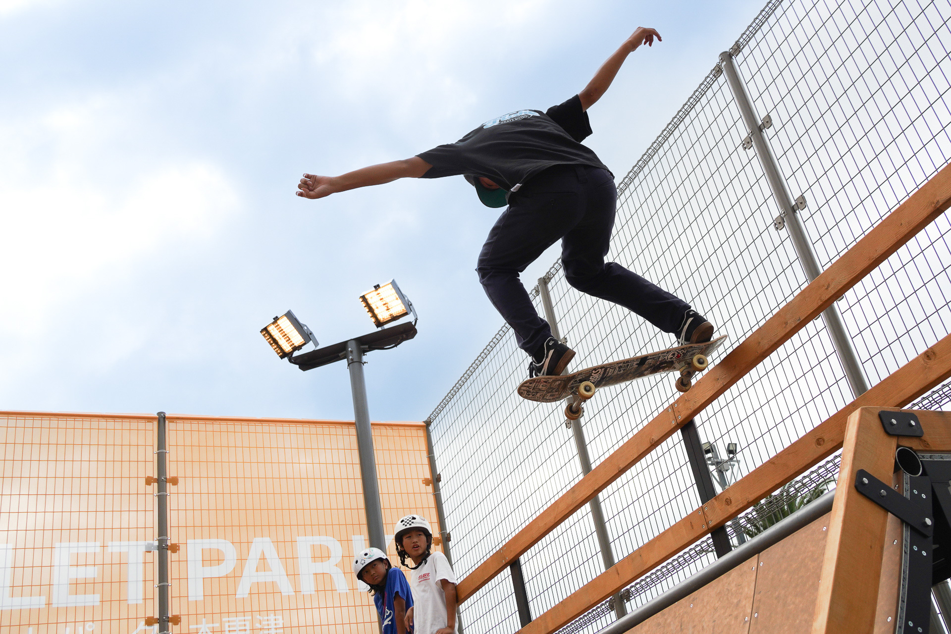 最上部の手すりに乗ってスライド