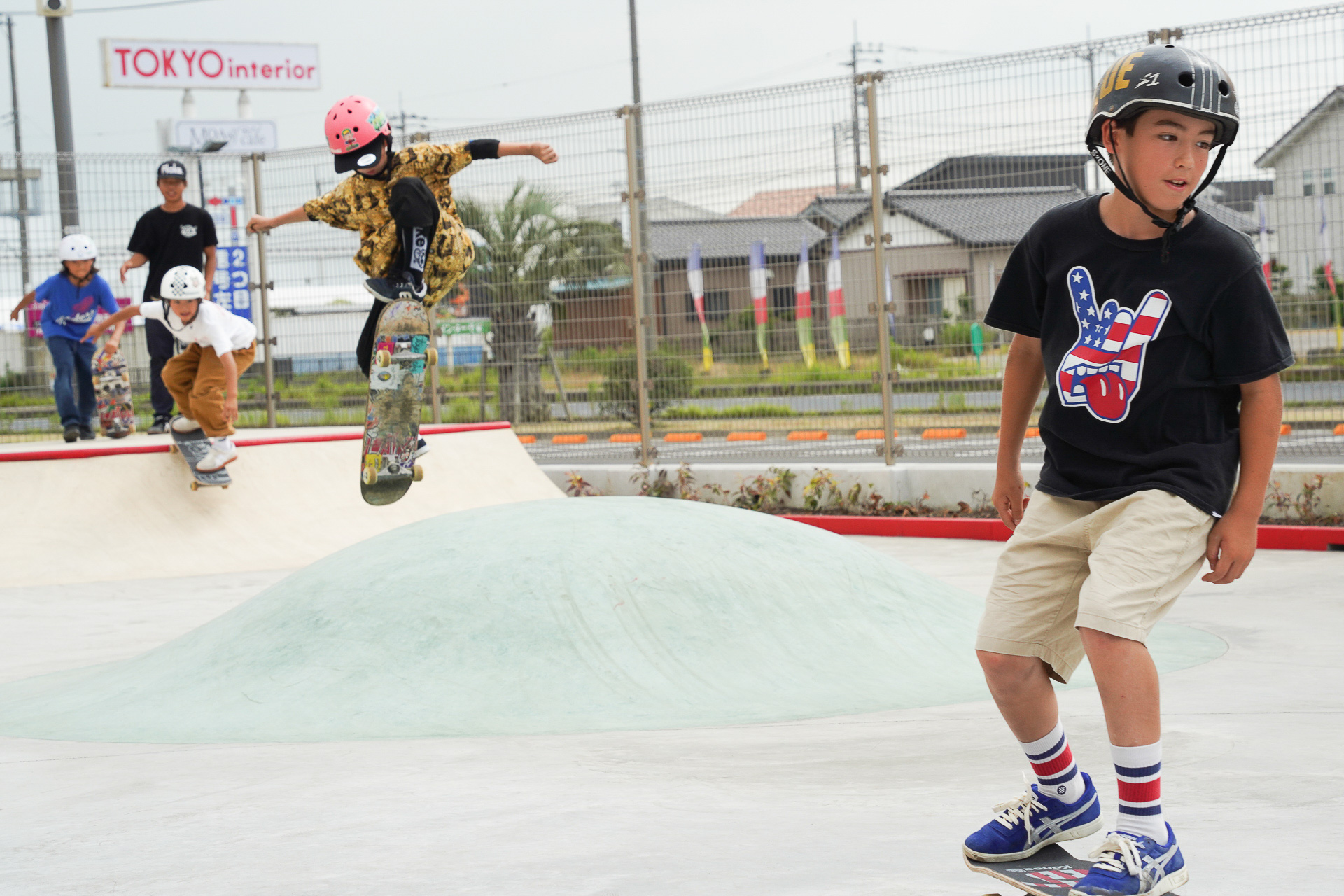 ストリートのコブを連続でジャンプ