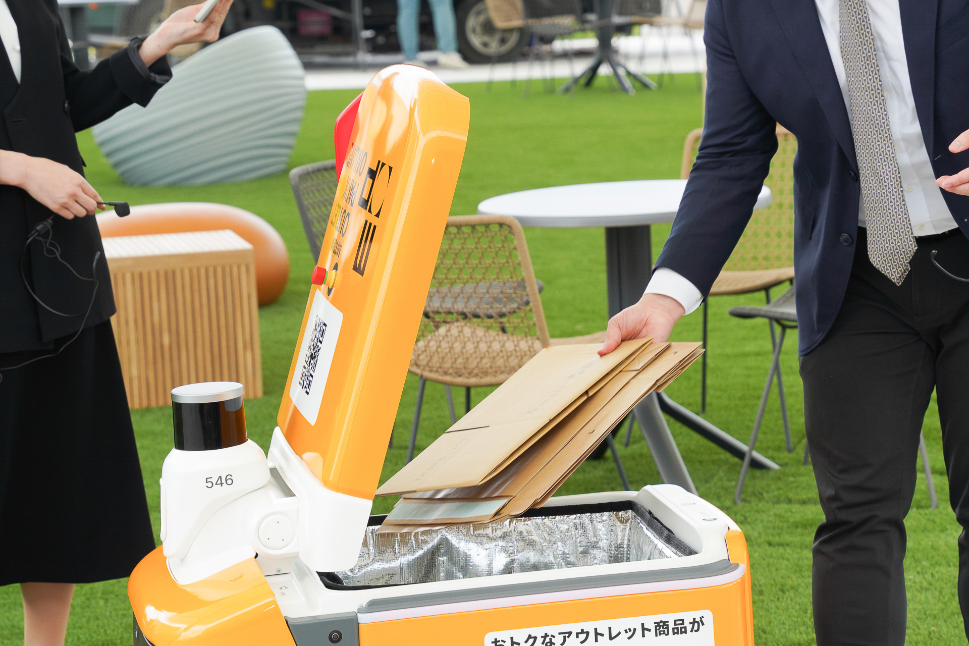 配送用の梱包資材を保管場所で入れ