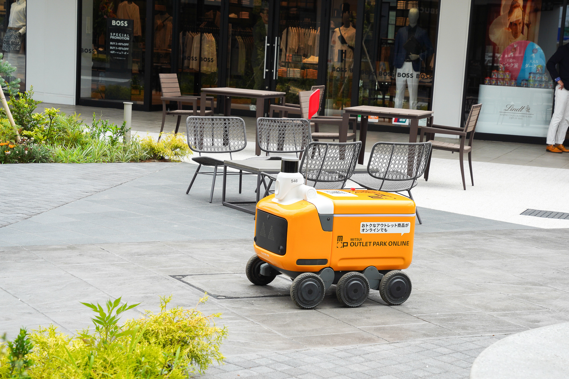 アウトレット敷地内を自動で指定した店舗に向かう