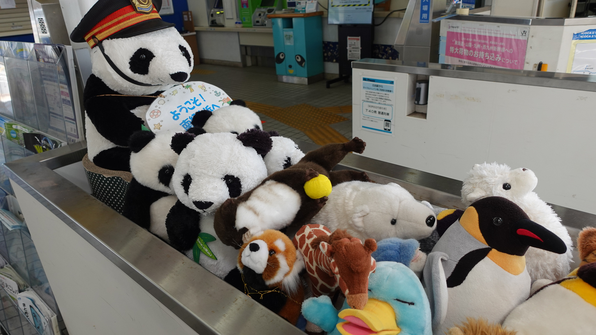 白浜駅改札。使わなくなった場所は「とりあえずパンダ」