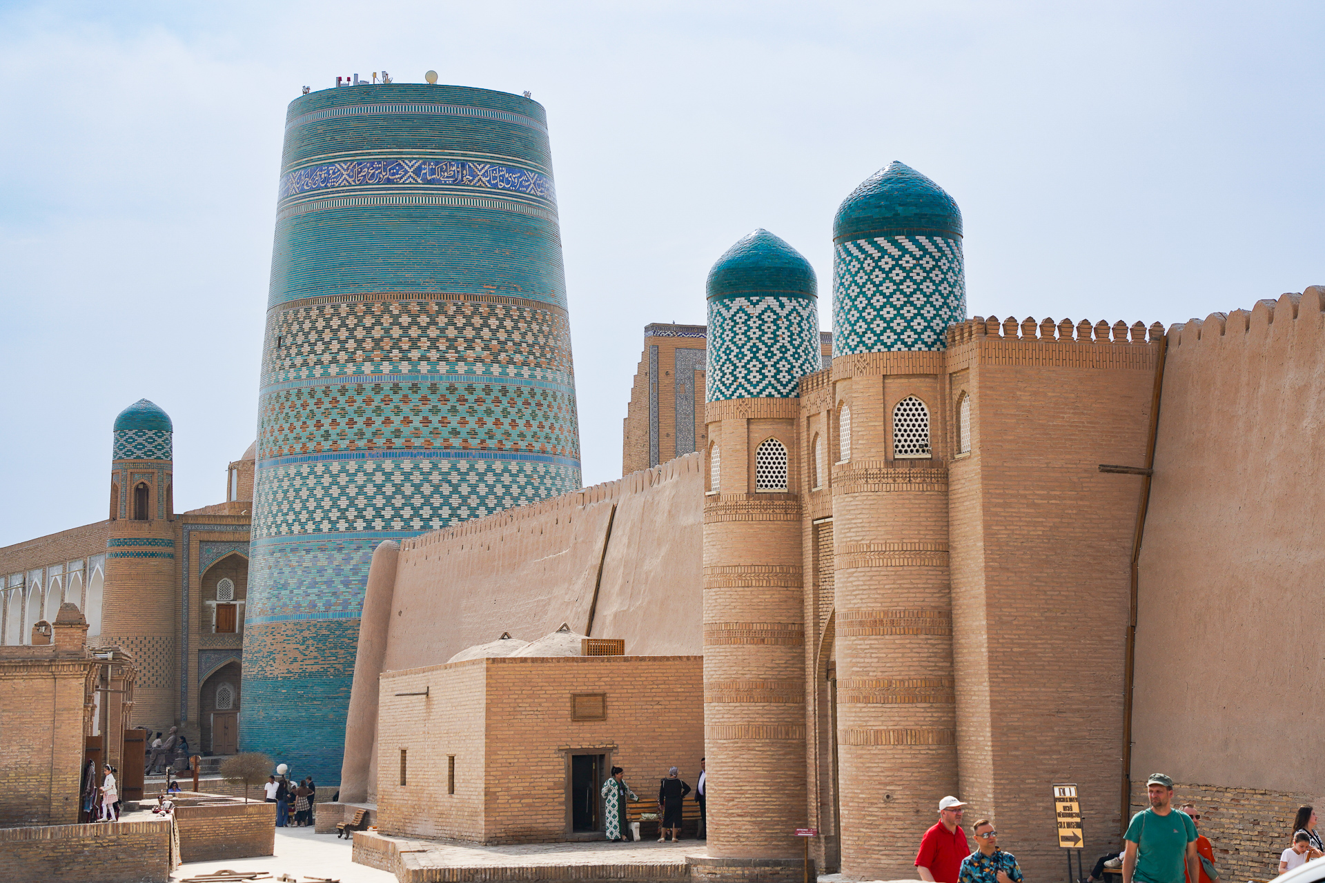 ウズベキスタンのヒヴァにある城壁で囲まれた旧市街「イチャン・カラ」