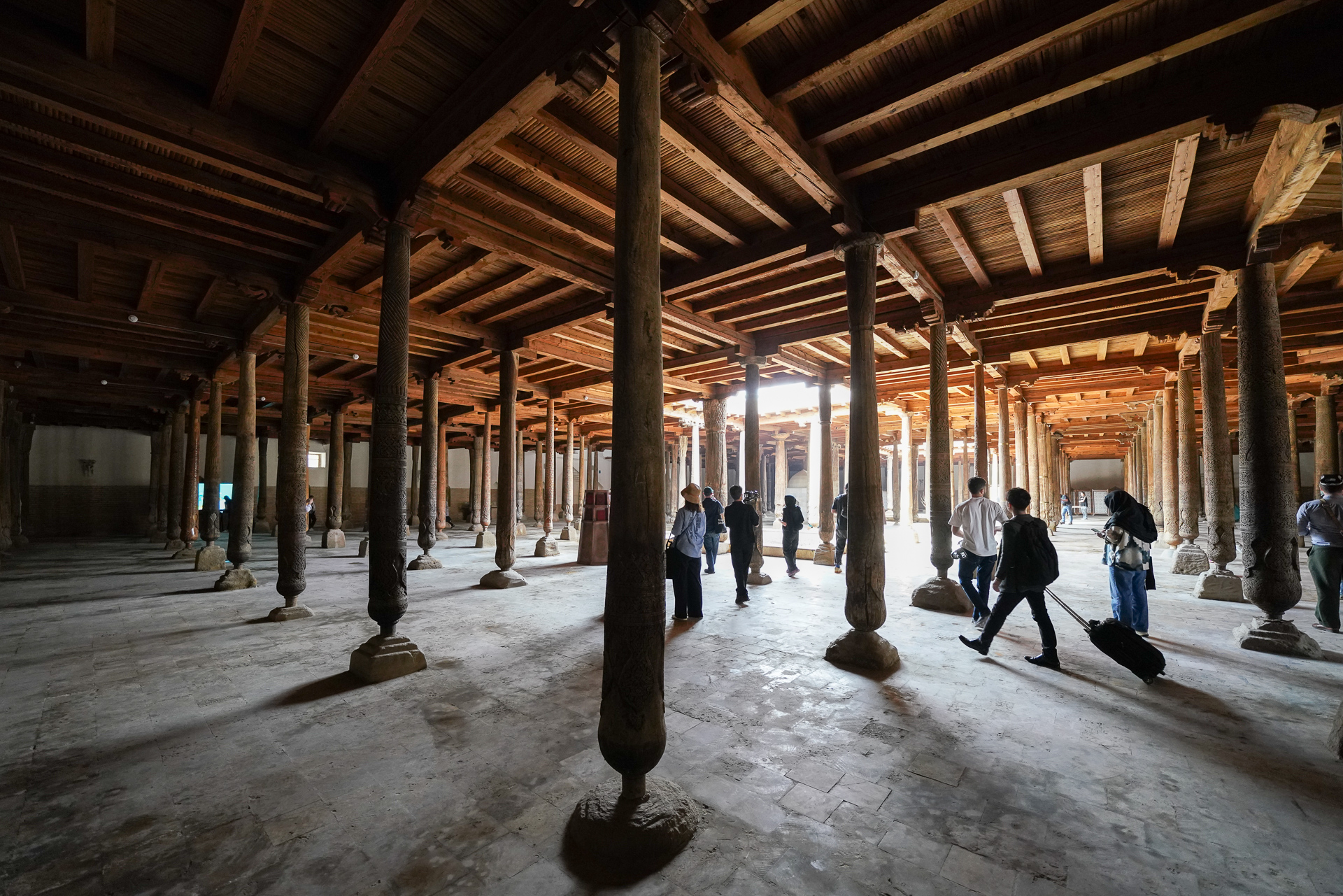 ウズベキスタン西部の都市ヒヴァにある城壁で囲まれた世界遺産の旧市街「イチャン・カラ」にある「ジュマ・モスク」。大阪・関西万博ウズベキスタンパビリオンのデザインモチーフとなっている