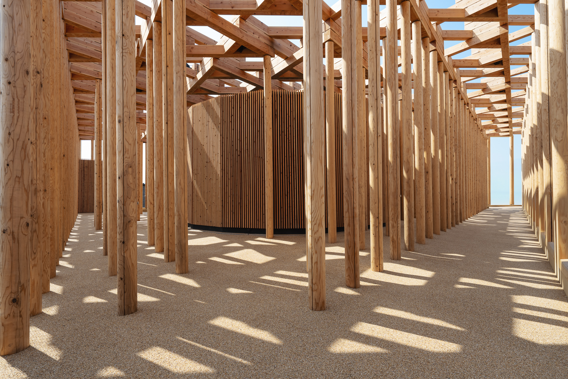 「ジュマ・モスク」の柱がパビリオンの柱の森のモチーフとなっている