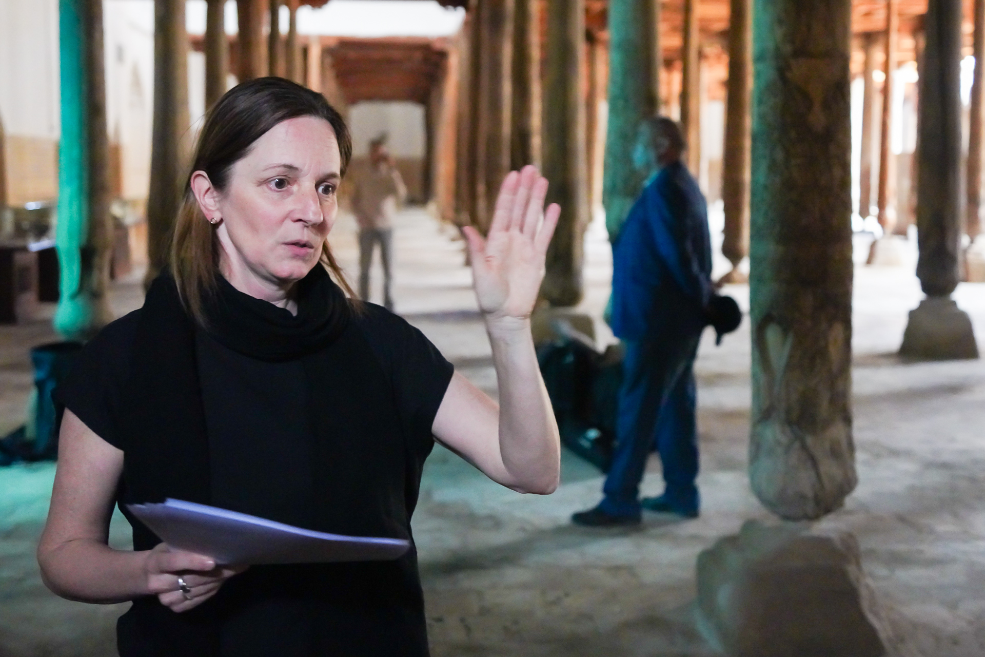 「イチャン・カラ」内の「ジュマ・モスク」でパビリオンの解説をするアトリエ・ブリュックナー 広報・コミュニケーション部長 バーギット・マイヤー氏