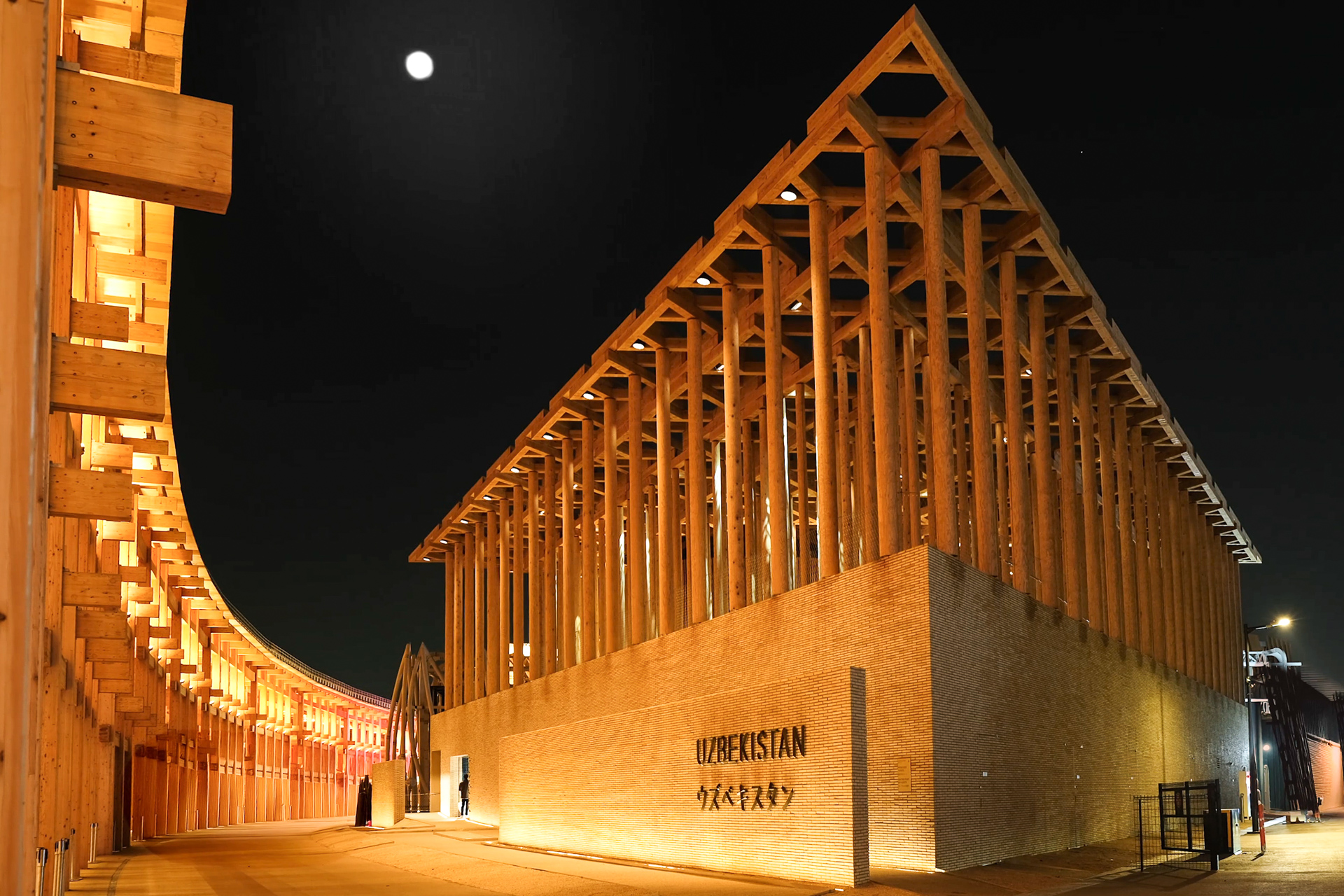 夜のウズベキスタンパビリオン。大屋根リングに隣接していて、西ゲートに近い（写真提供：ACDF）