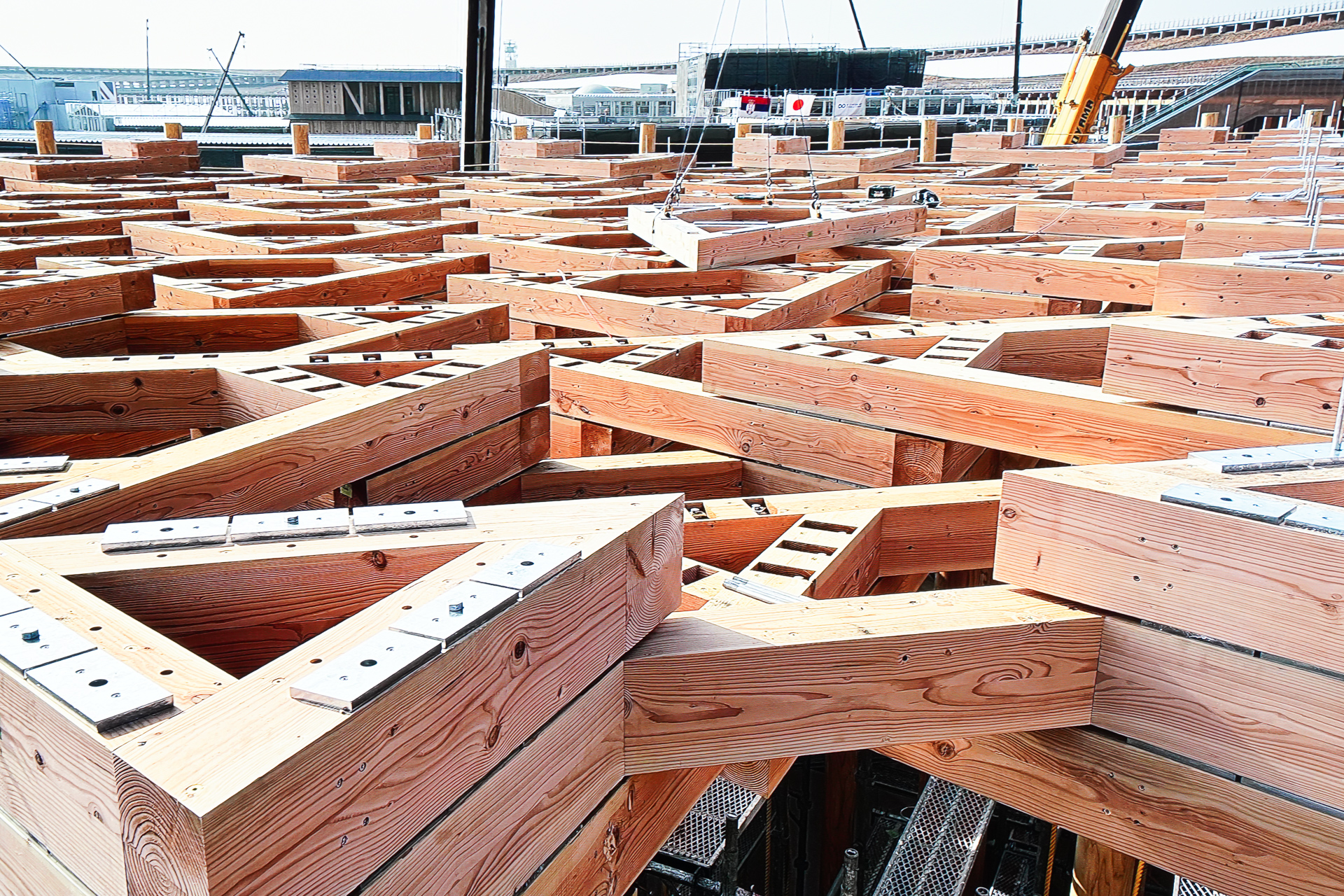 柱を支える天井は幾何学的なパターンで組まれている