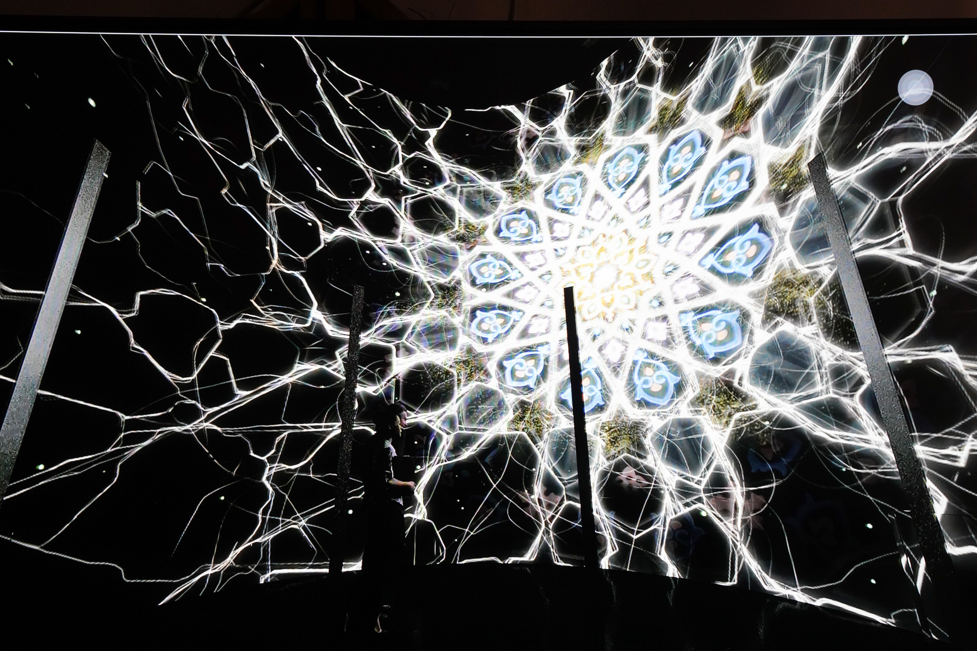 円形ステージは上昇しながら上映され庭に到着する