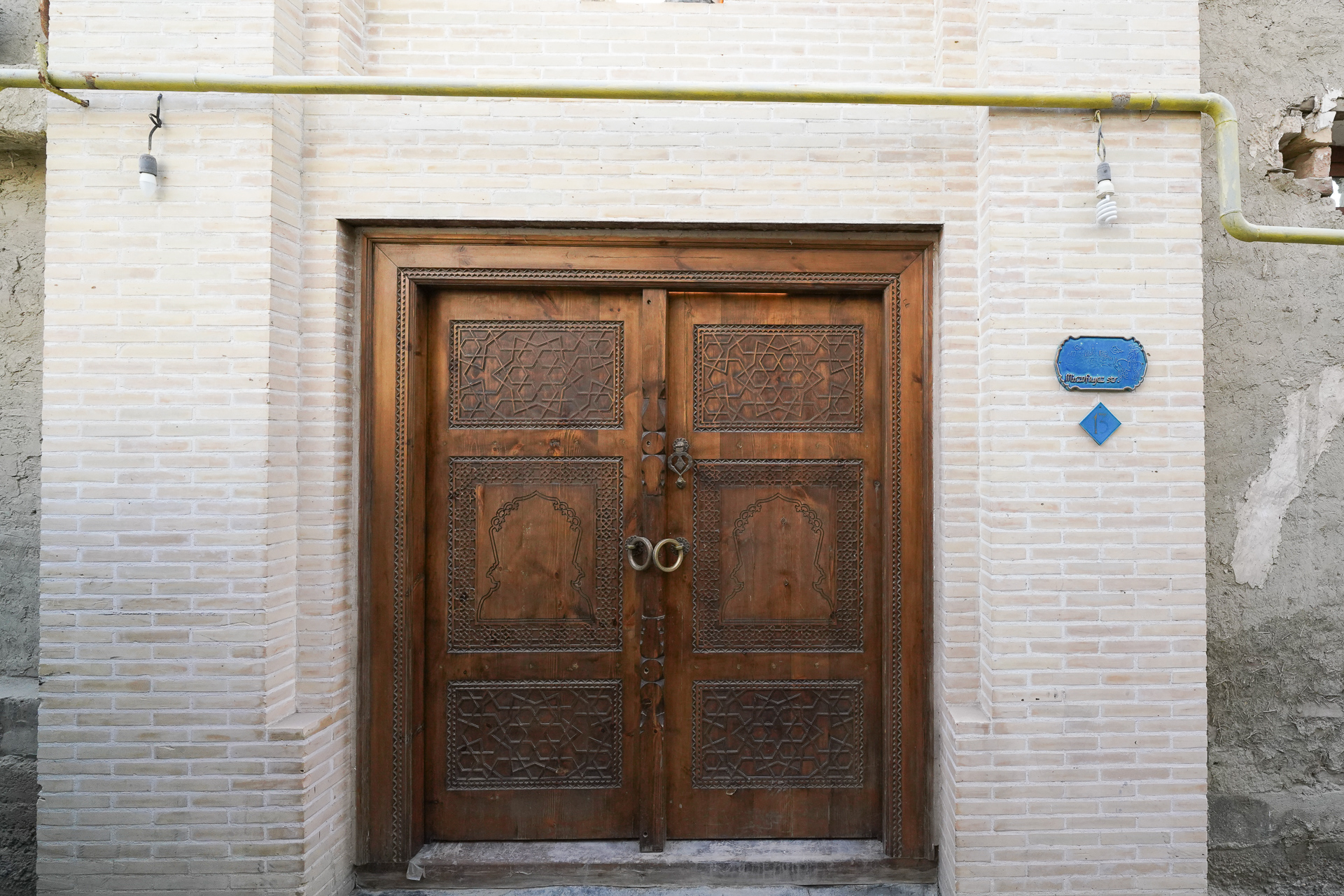 アトリエの玄関。青い表札が印象的