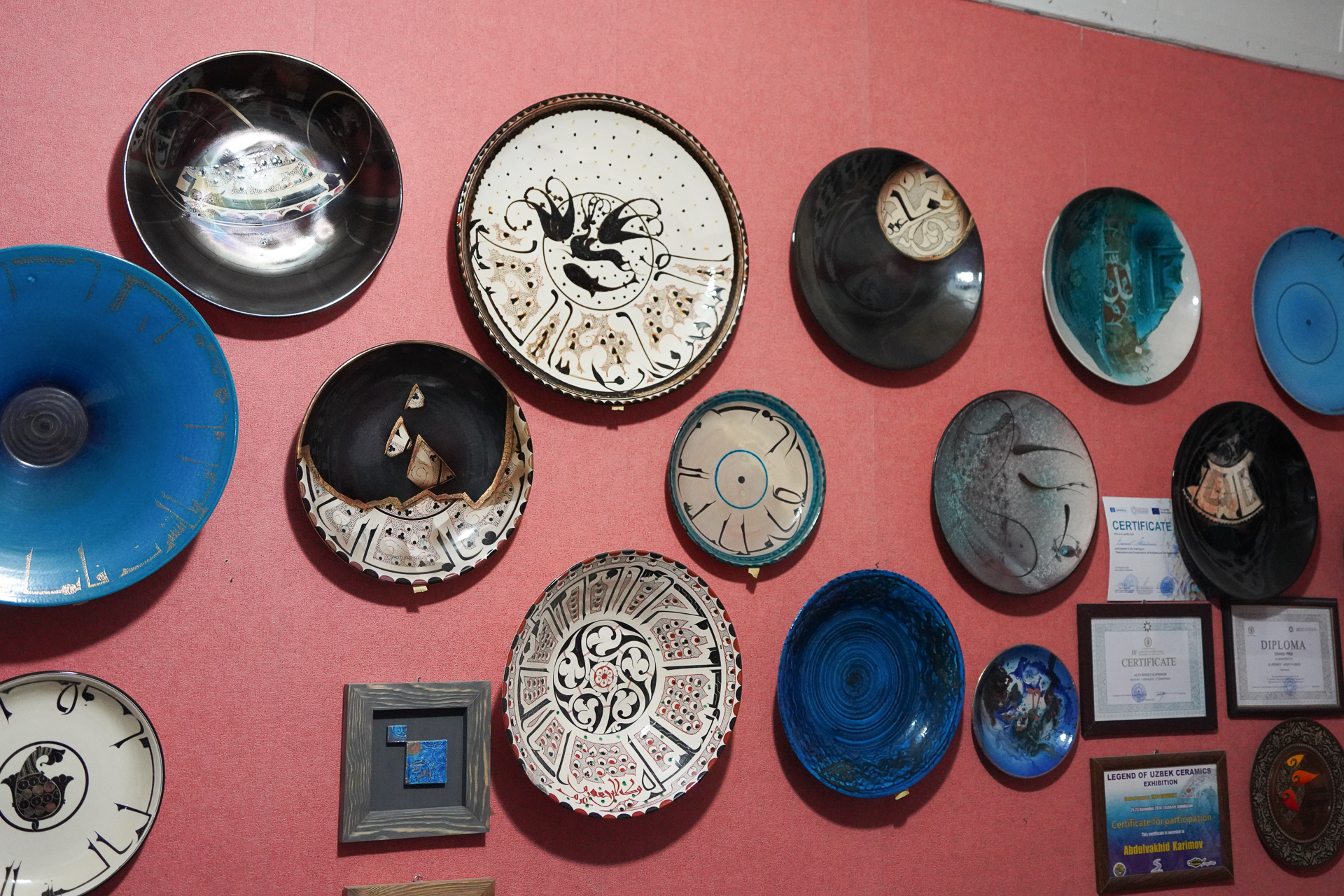 陶芸作品はブルーを主体にしたものが多い